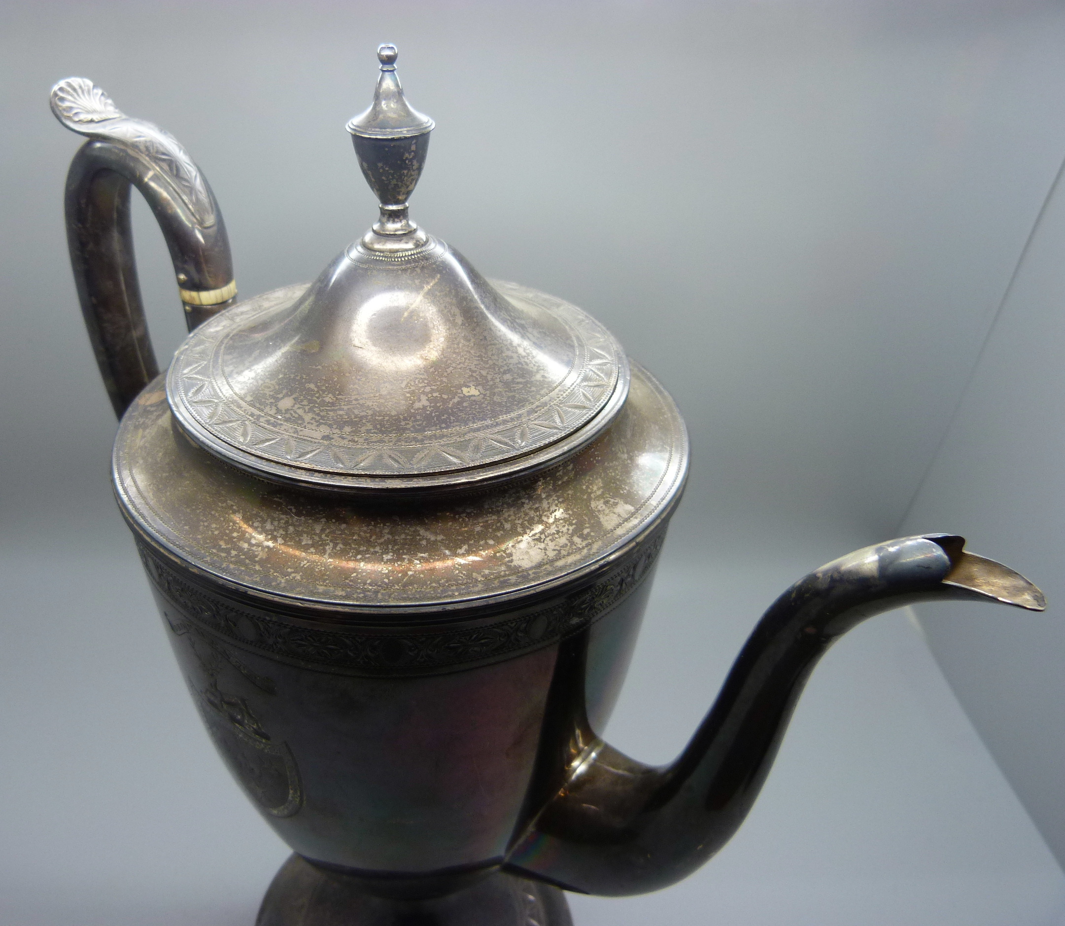 A George III silver coffee pot, London 1791, 1023g, - Bild 5 aus 9