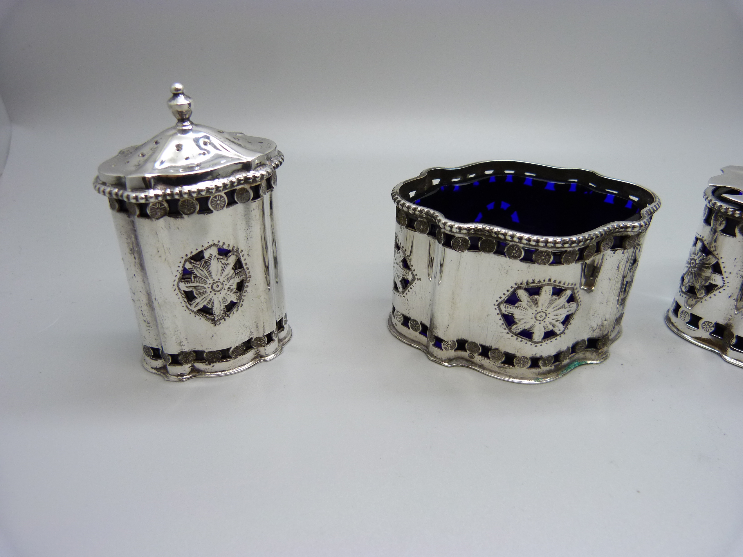 A silver cruet set with blue glass liners, Sheffield 1998, 212g - Image 2 of 4