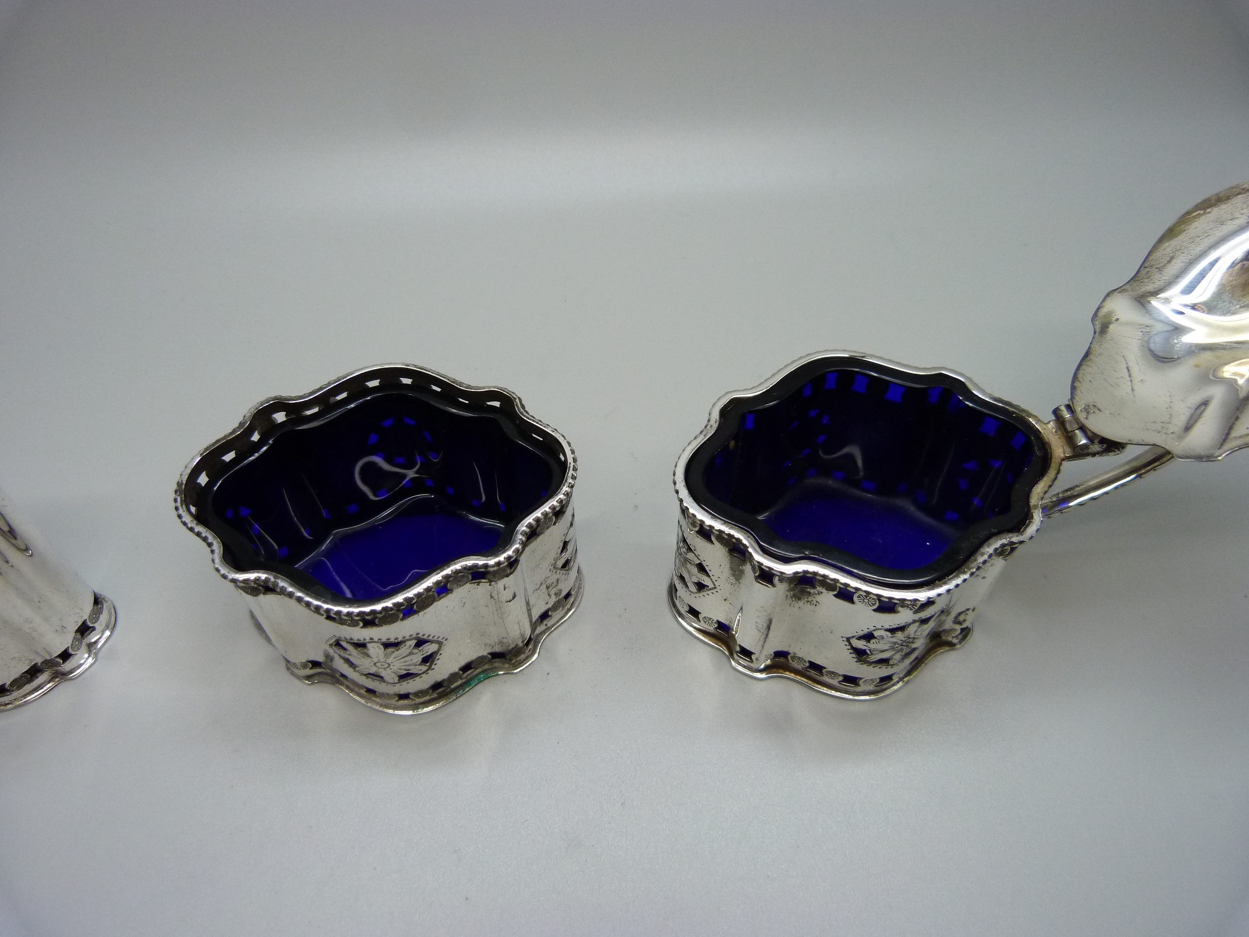 A silver cruet set with blue glass liners, Sheffield 1998, 212g - Image 3 of 4