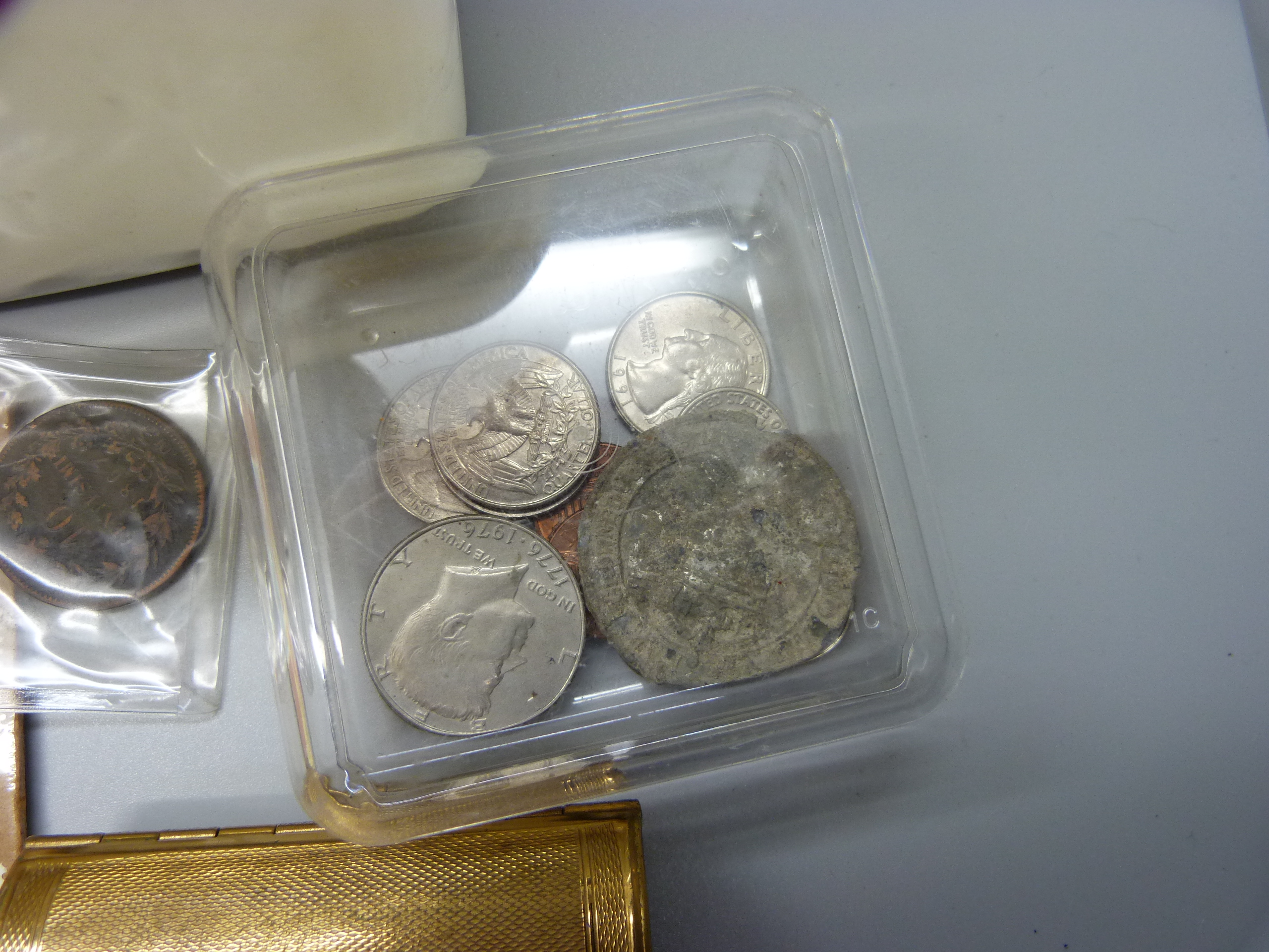 A box of mixed British and foreign coins - Image 4 of 4