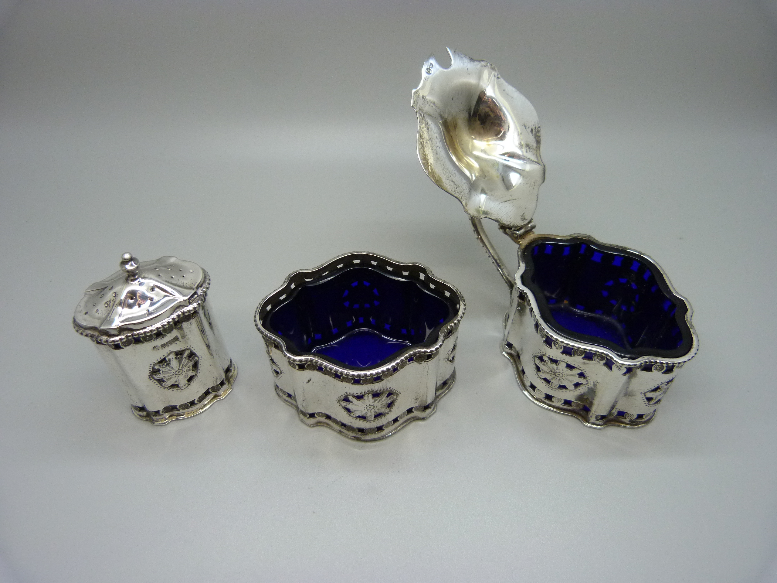 A silver cruet set with blue glass liners, Sheffield 1998, 212g - Image 4 of 4