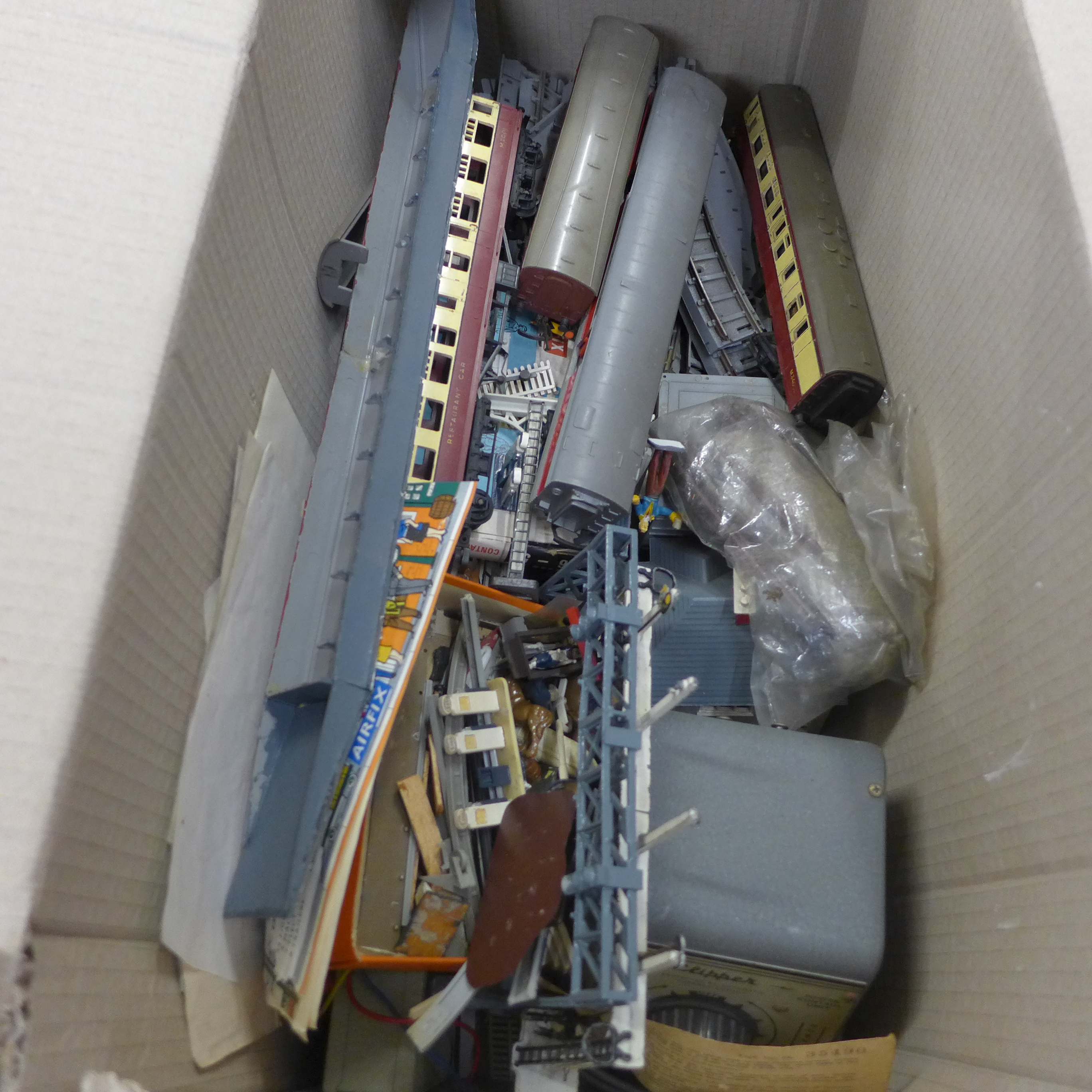 A box of 00 gauge model rail **PLEASE NOTE THIS LOT IS NOT ELIGIBLE FOR POSTING AND PACKING** - Image 2 of 2