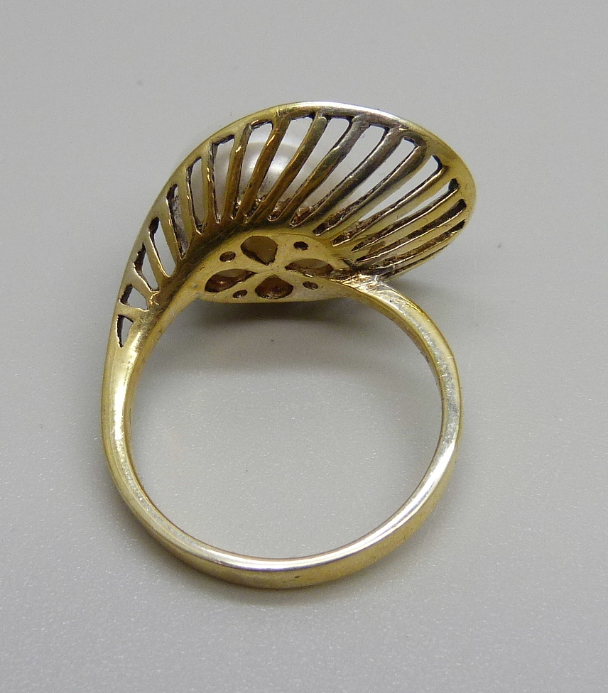 A silver gilt and pearl ring, S - Image 3 of 3