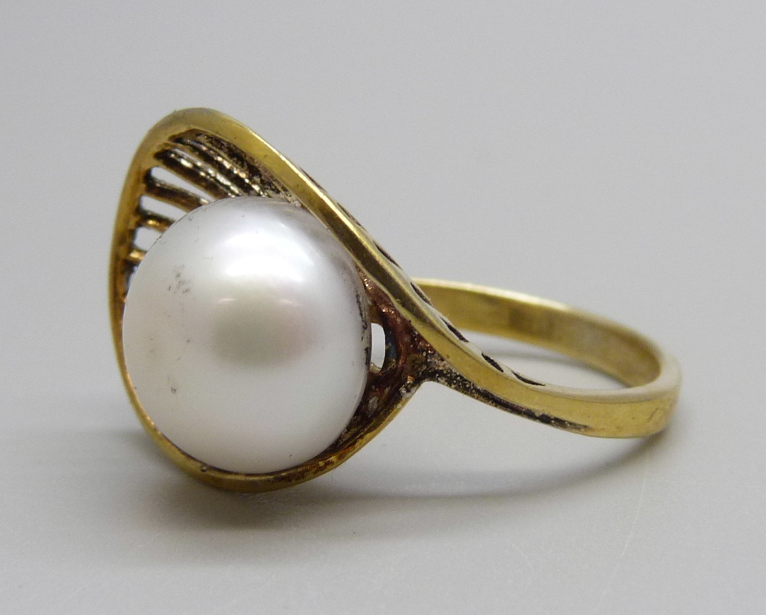 A silver gilt and pearl ring, S - Image 2 of 3