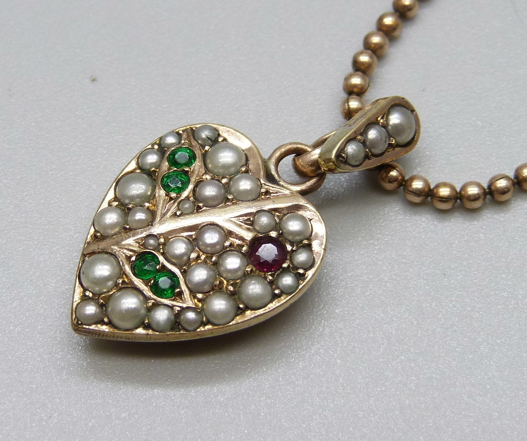 A yellow metal heart shaped pendant set with pearls, green and red stones on a 9ct gold bead - Image 2 of 4