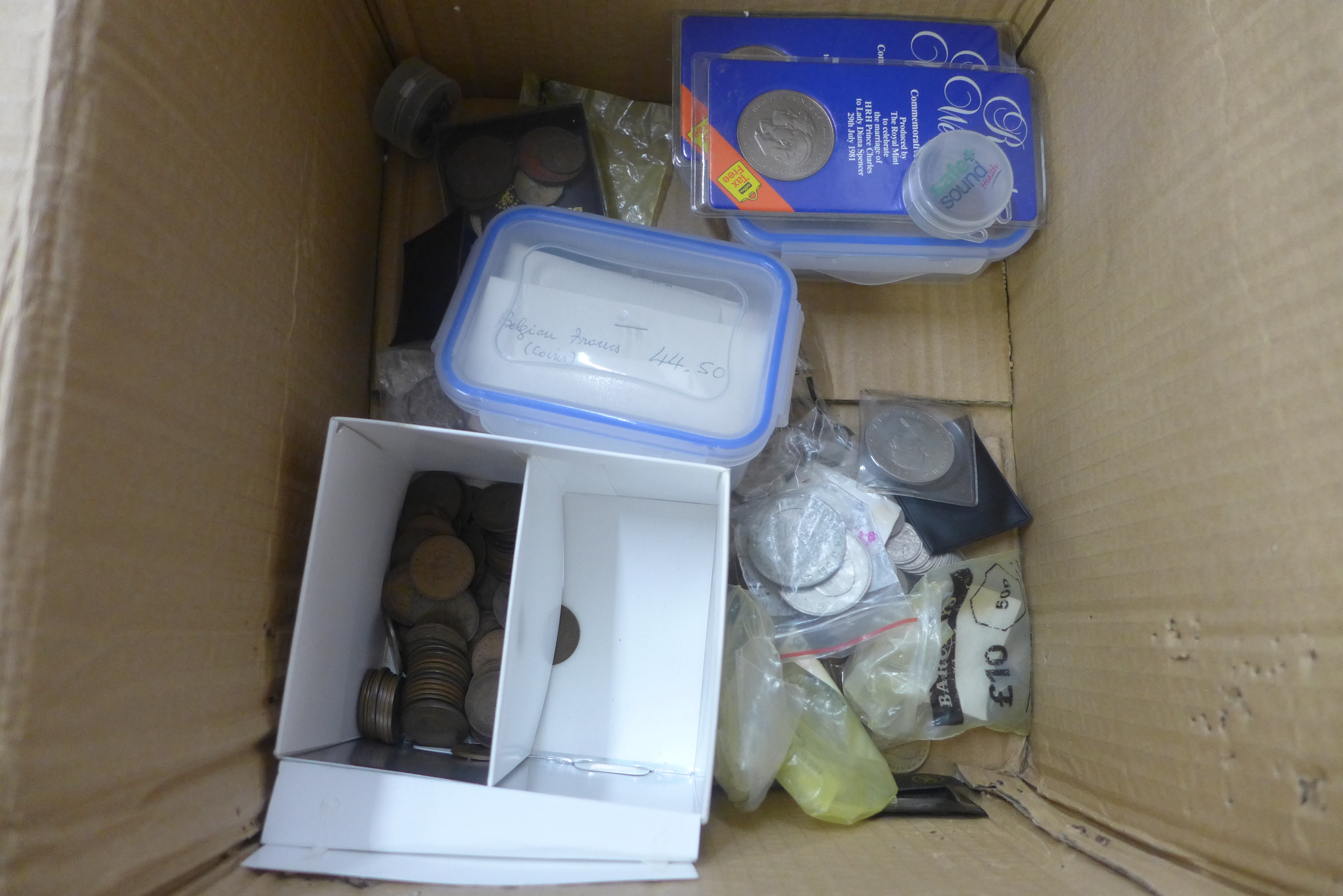 A box of mixed British and foreign coins including Victorian and later bronze coinage, commemorative - Image 3 of 3