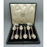 A cased set of six silver spoons with thistle handles, 95g