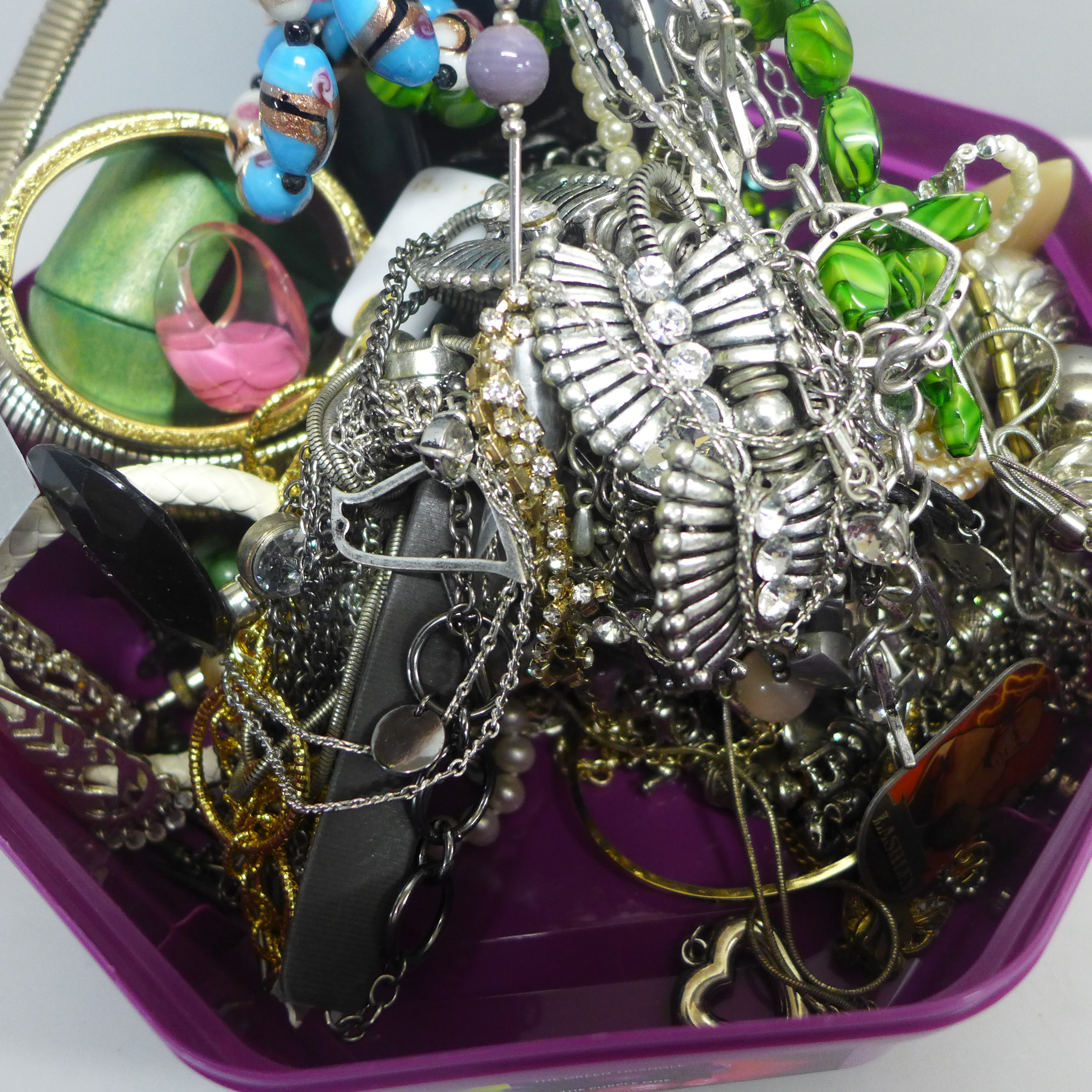 A collection of costume jewellery - Bild 2 aus 2