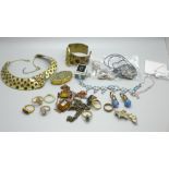 Assorted jewellery including silver