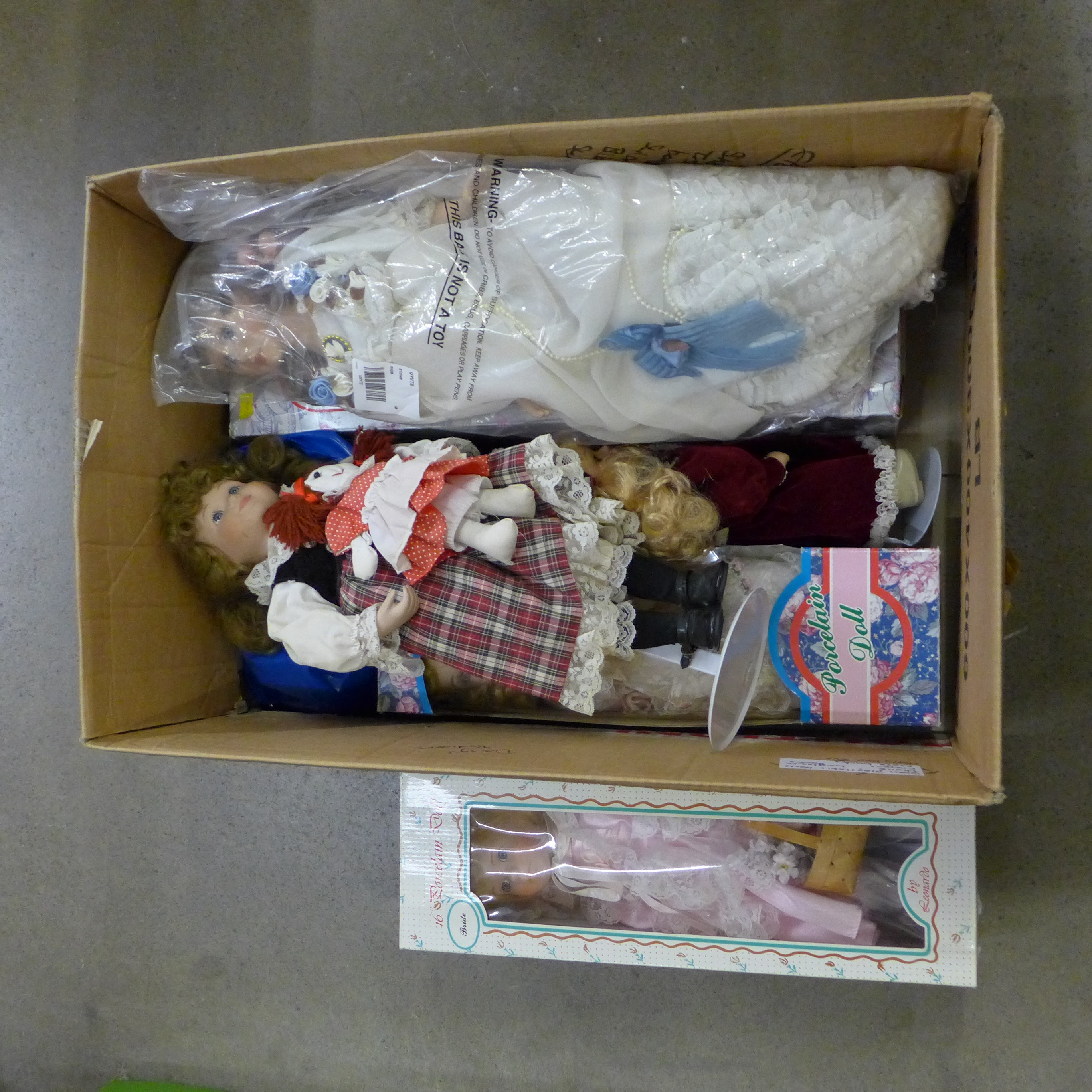 A collection of dolls **PLEASE NOTE THIS LOT IS NOT ELIGIBLE FOR POSTING AND PACKING**