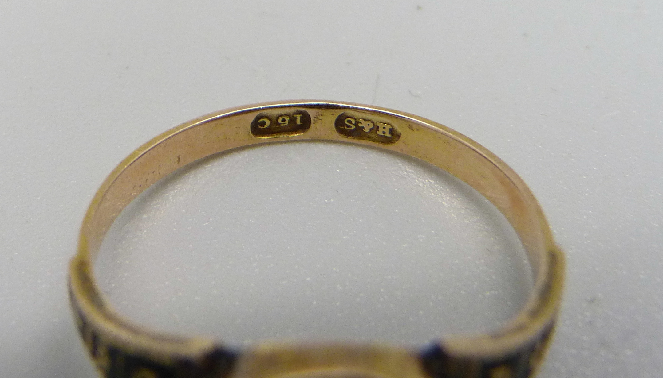 A 15ct gold, seed pearl, diamond and enamel mourning ring, 2.7g, O - Image 5 of 5