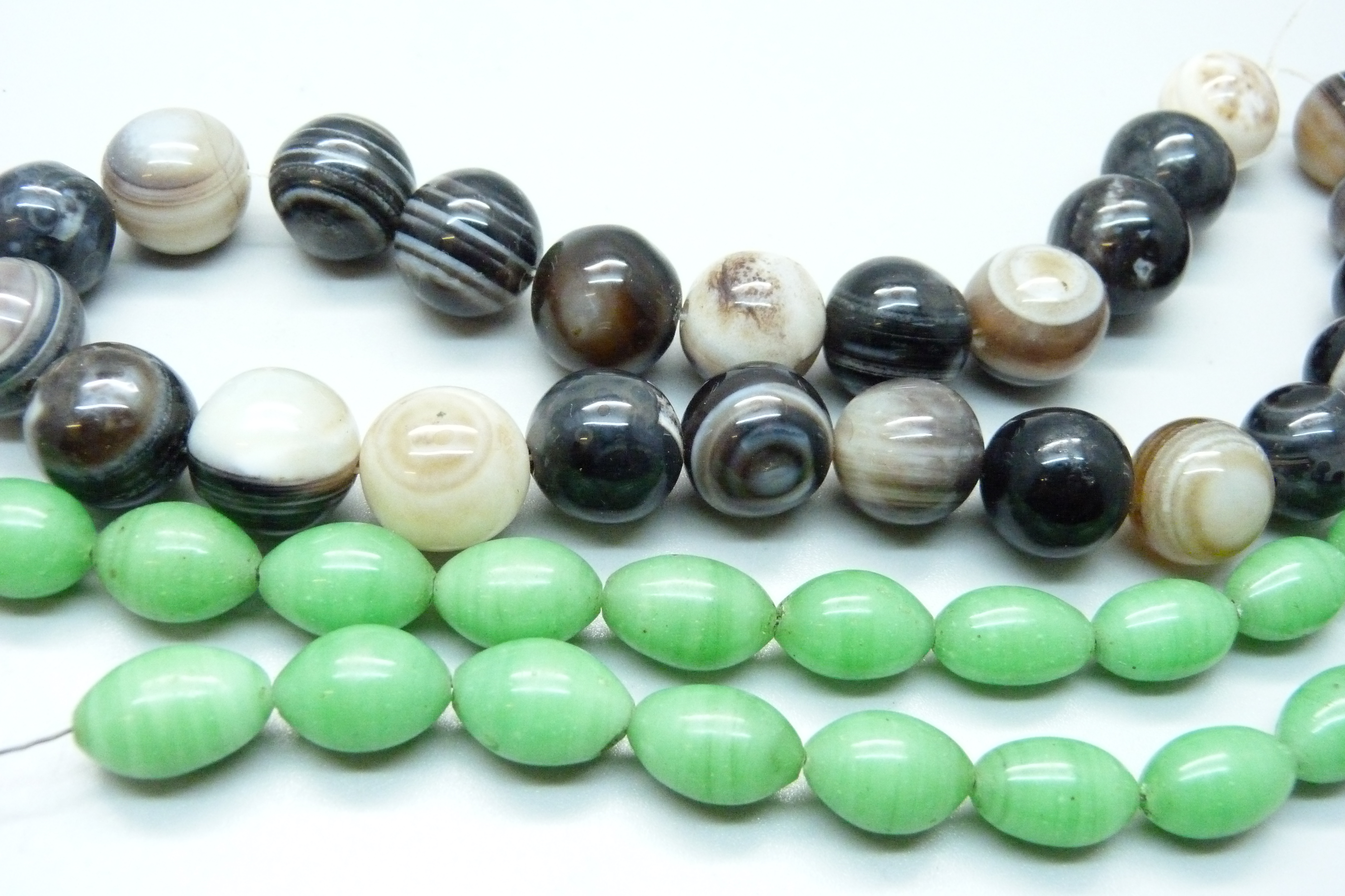 An agate bead necklace and a green bead necklet - Image 2 of 2