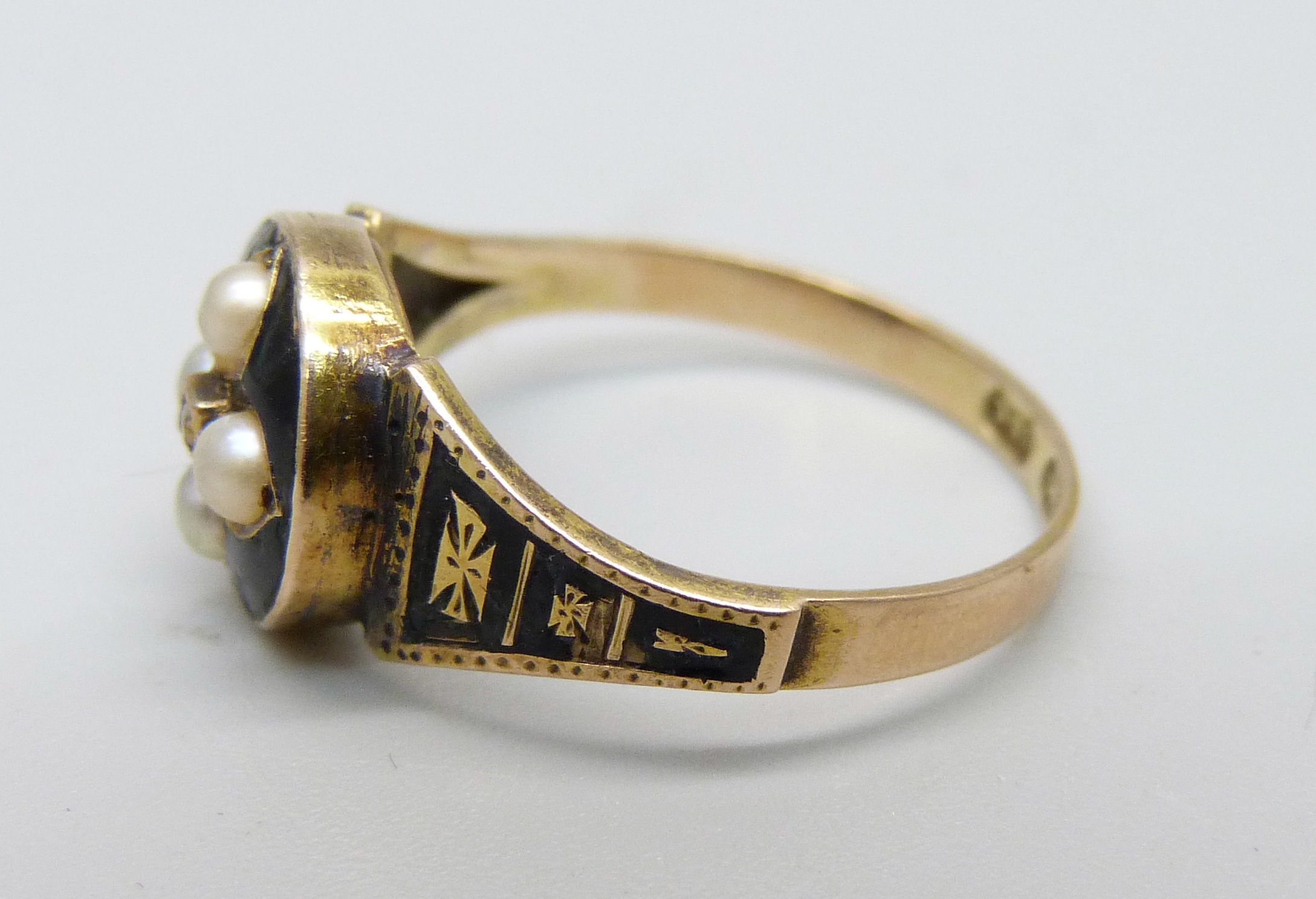 A 15ct gold, seed pearl, diamond and enamel mourning ring, 2.7g, O - Image 2 of 5