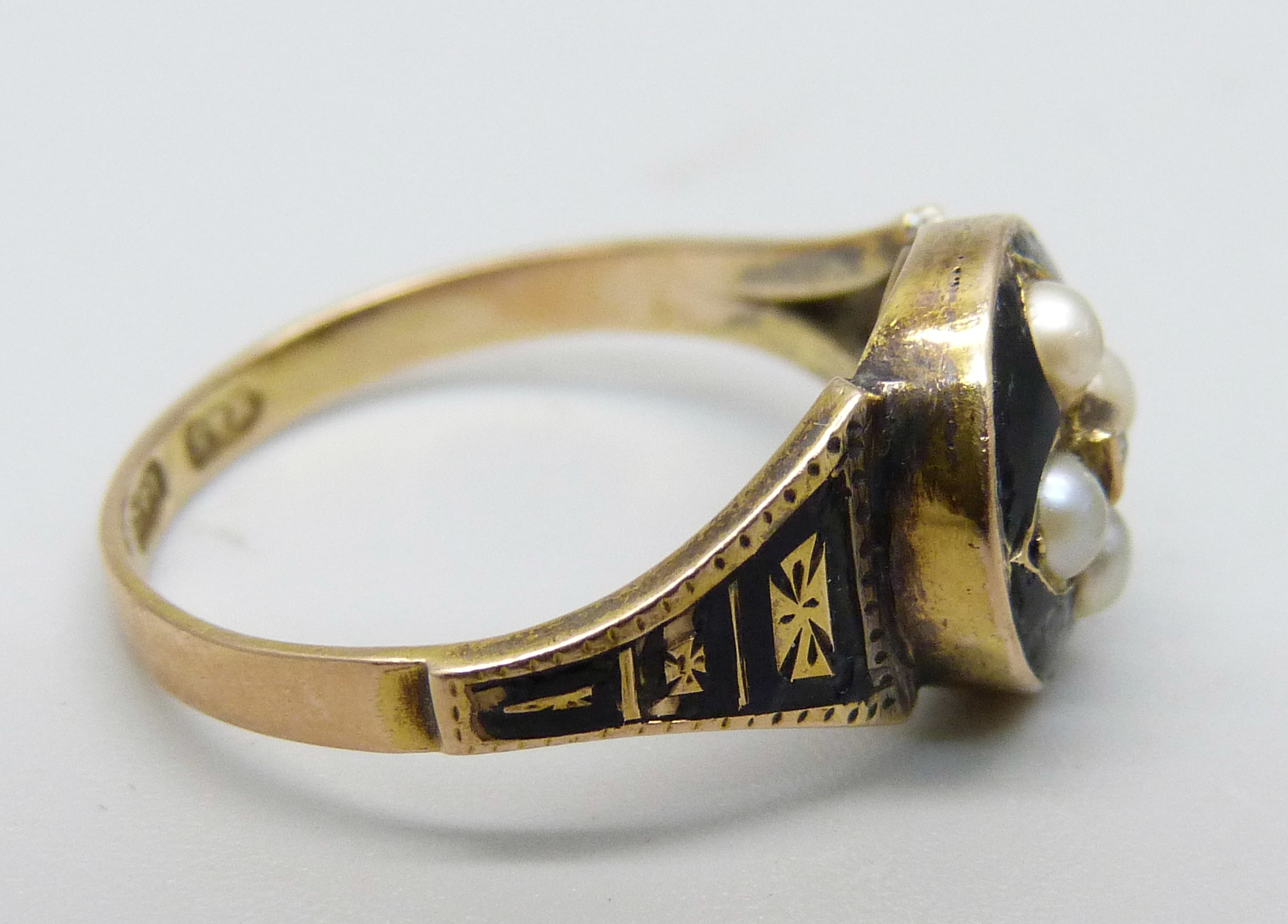 A 15ct gold, seed pearl, diamond and enamel mourning ring, 2.7g, O - Image 3 of 5