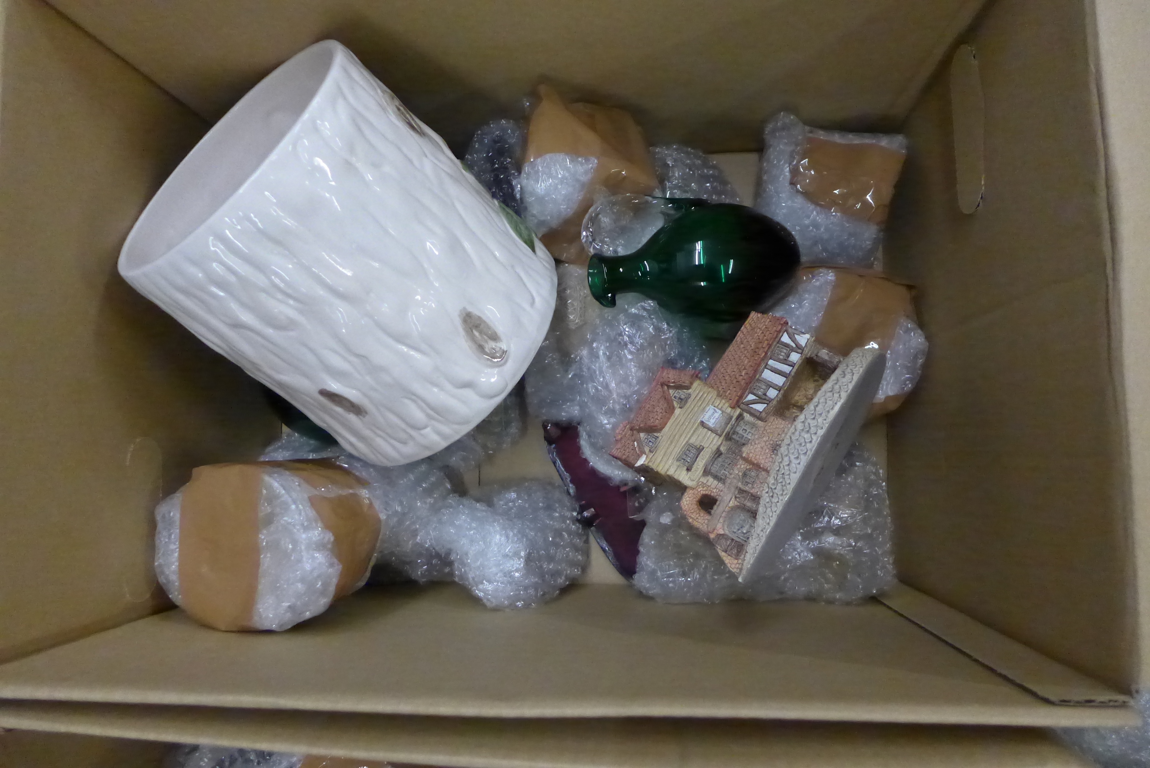 Three boxes of ornaments **PLEASE NOTE THIS LOT IS NOT ELIGIBLE FOR POSTING AND PACKING** - Image 4 of 4