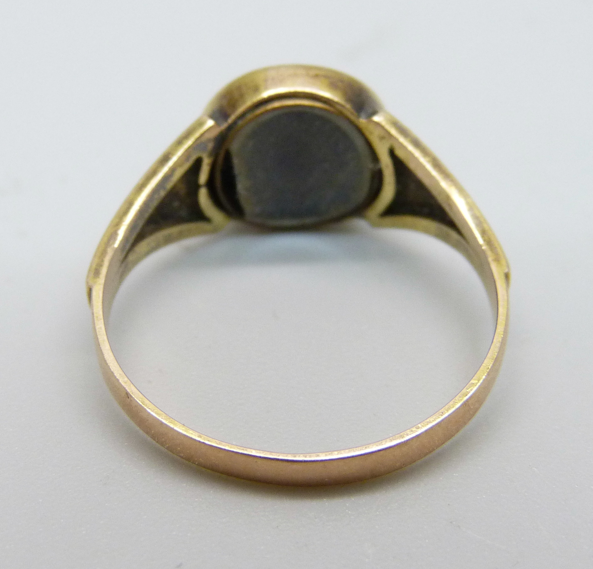 A 15ct gold, seed pearl, diamond and enamel mourning ring, 2.7g, O - Image 4 of 5