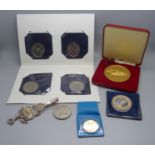 A gilt Camel Racing medallion, four £5 coins, a Diamond Jubilee fifty pence piece, a commemorative