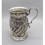 An embossed silver mug, Sheffield 1904, 114g