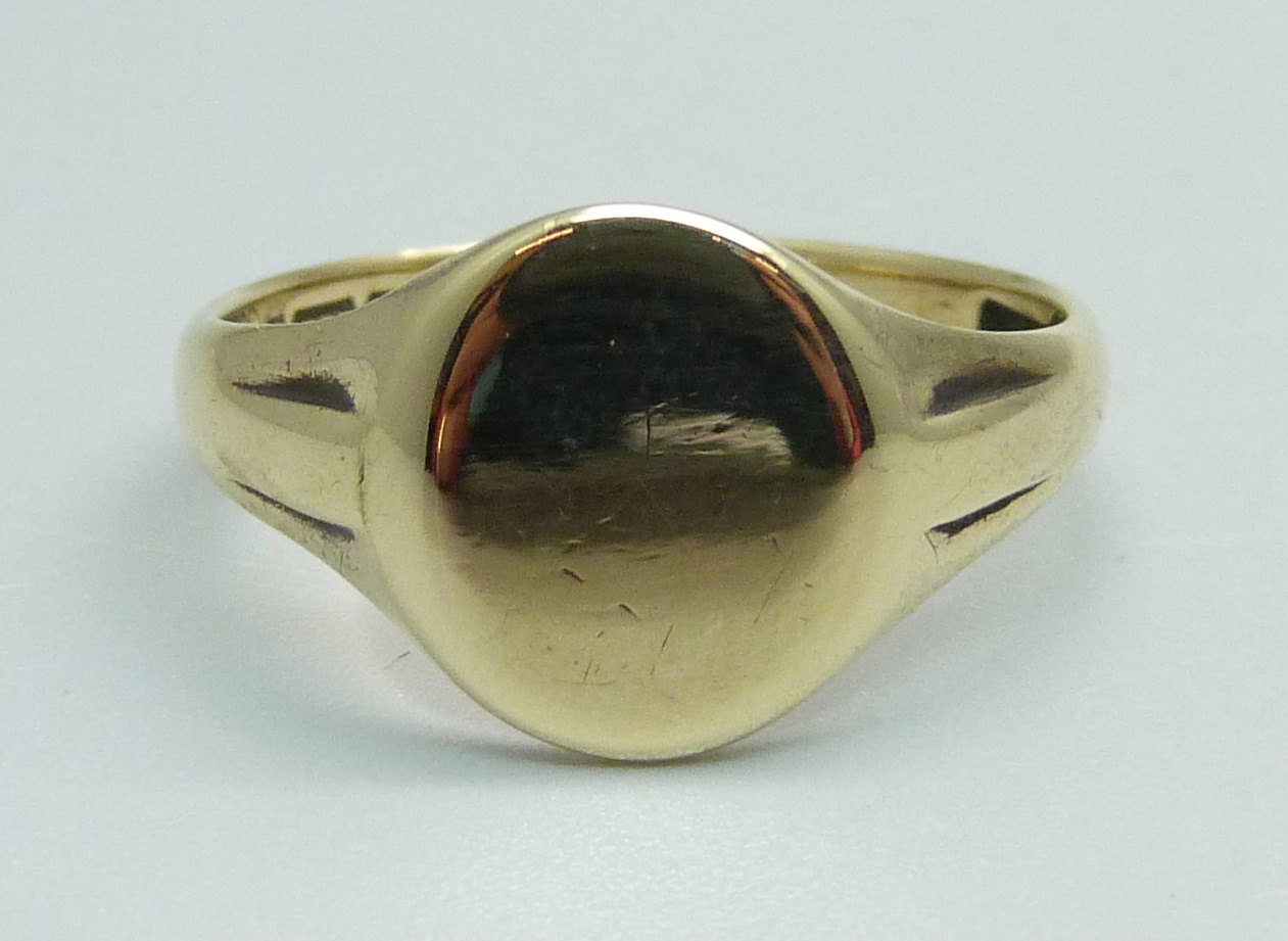 A 9ct gold signet ring, 3.7g, S