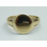 A 9ct gold signet ring, 3.7g, S