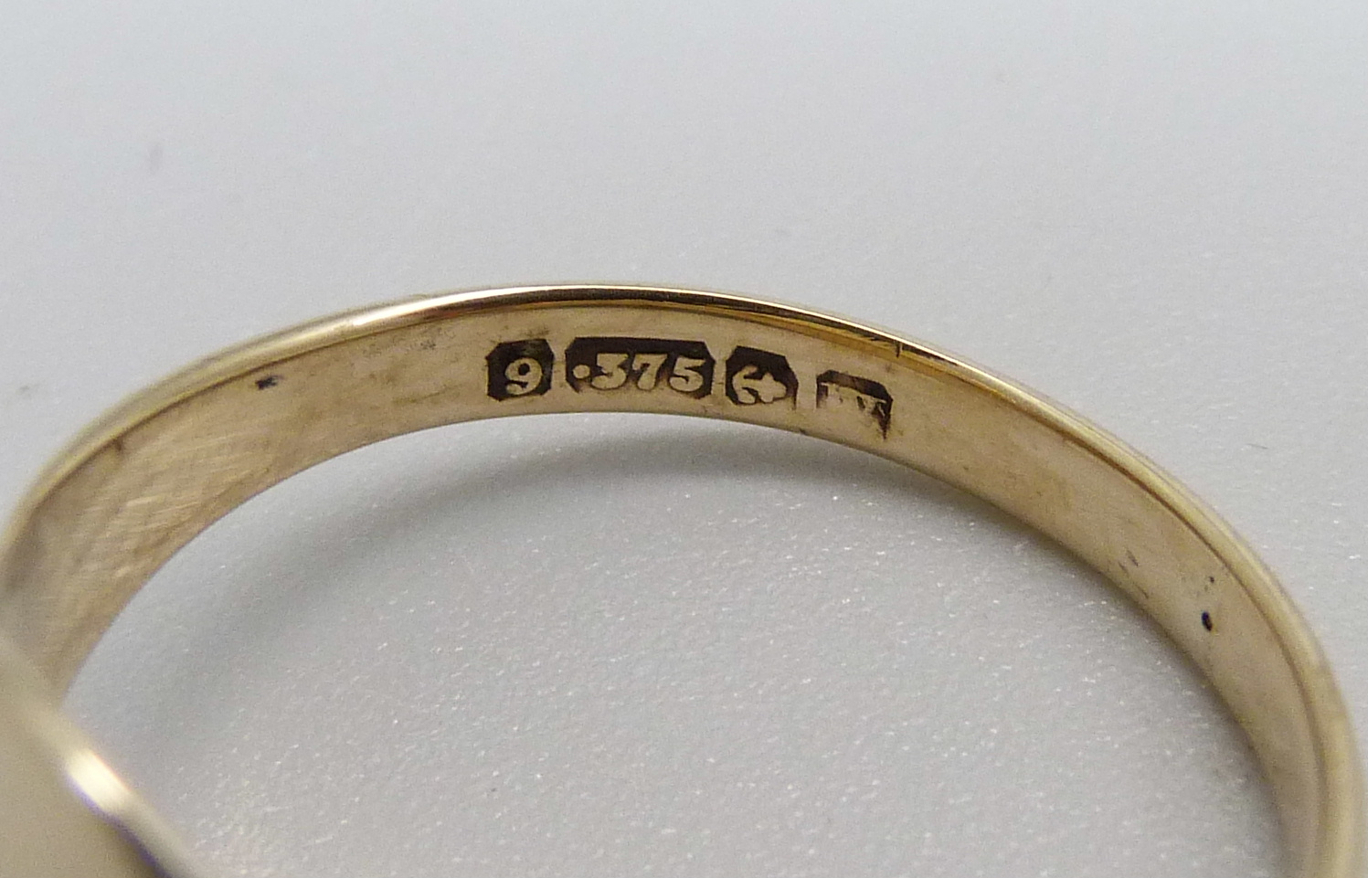 A 9ct gold signet ring, 3.7g, S - Image 4 of 4