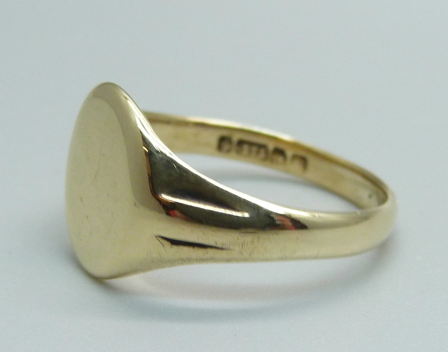 A 9ct gold signet ring, 3.7g, S - Image 2 of 4