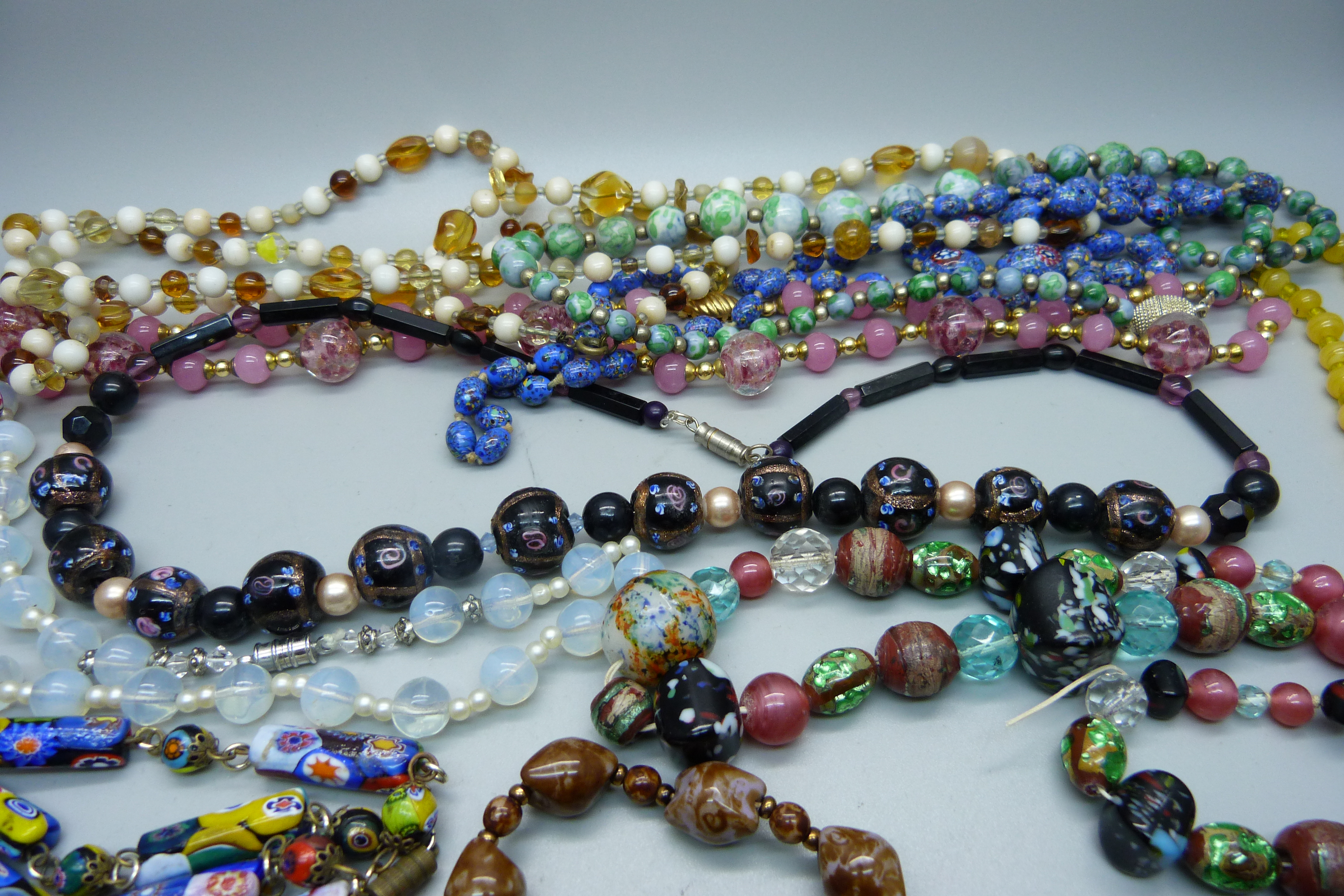 A collection of bead jewellery - Image 2 of 2