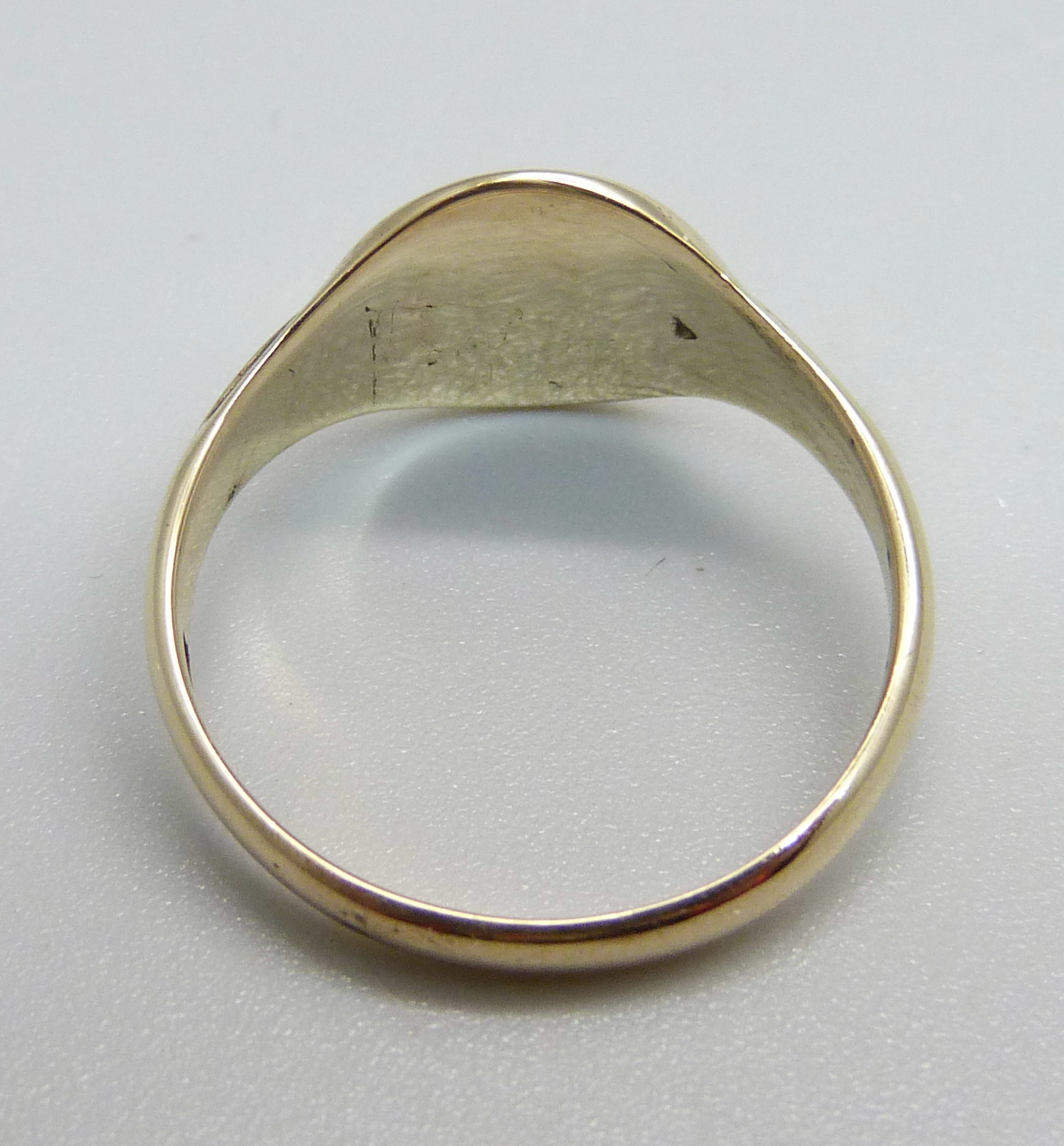A 9ct gold signet ring, 3.7g, S - Image 3 of 4