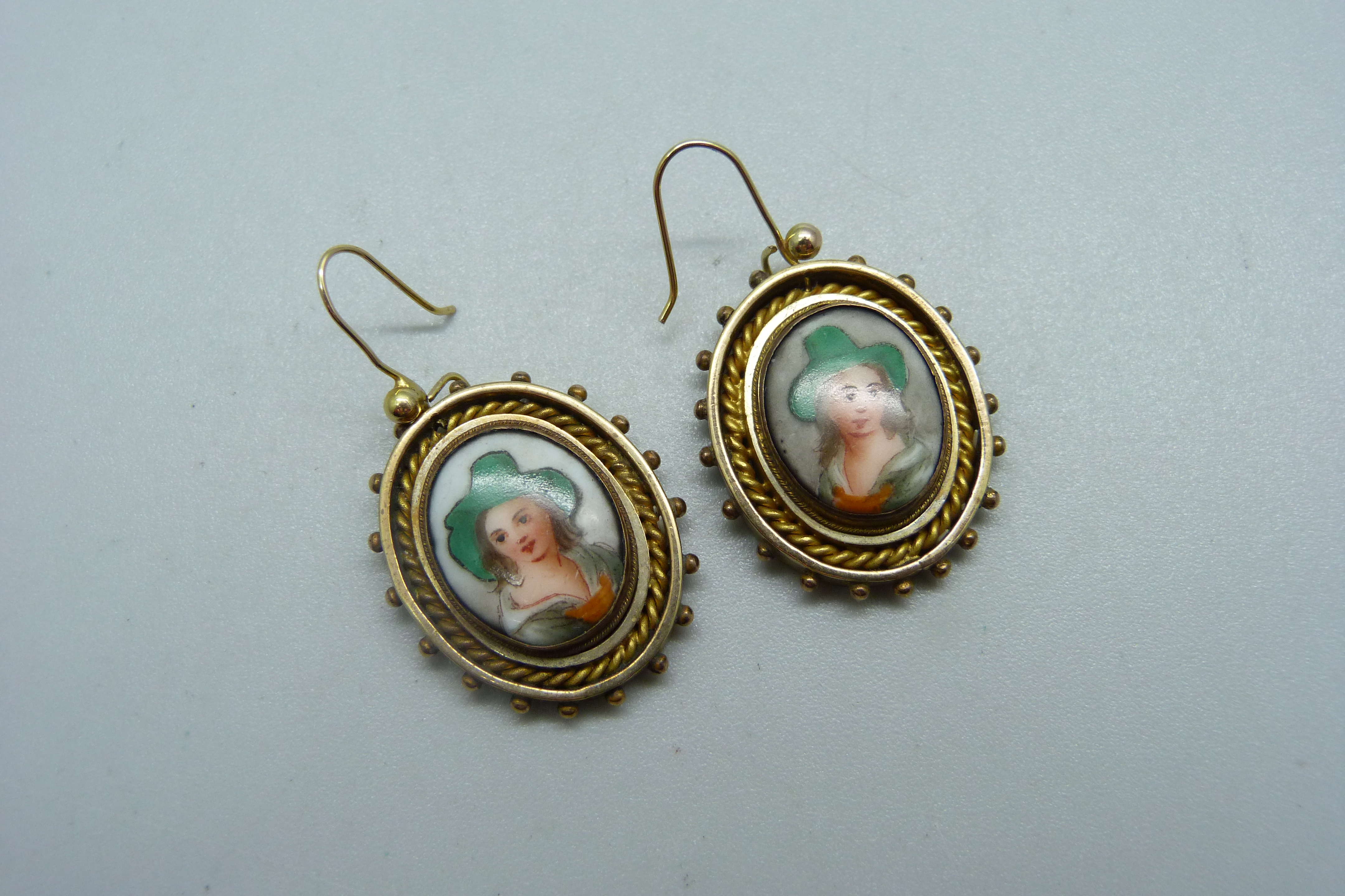 A pair of gilt metal portrait earrings - Image 2 of 3