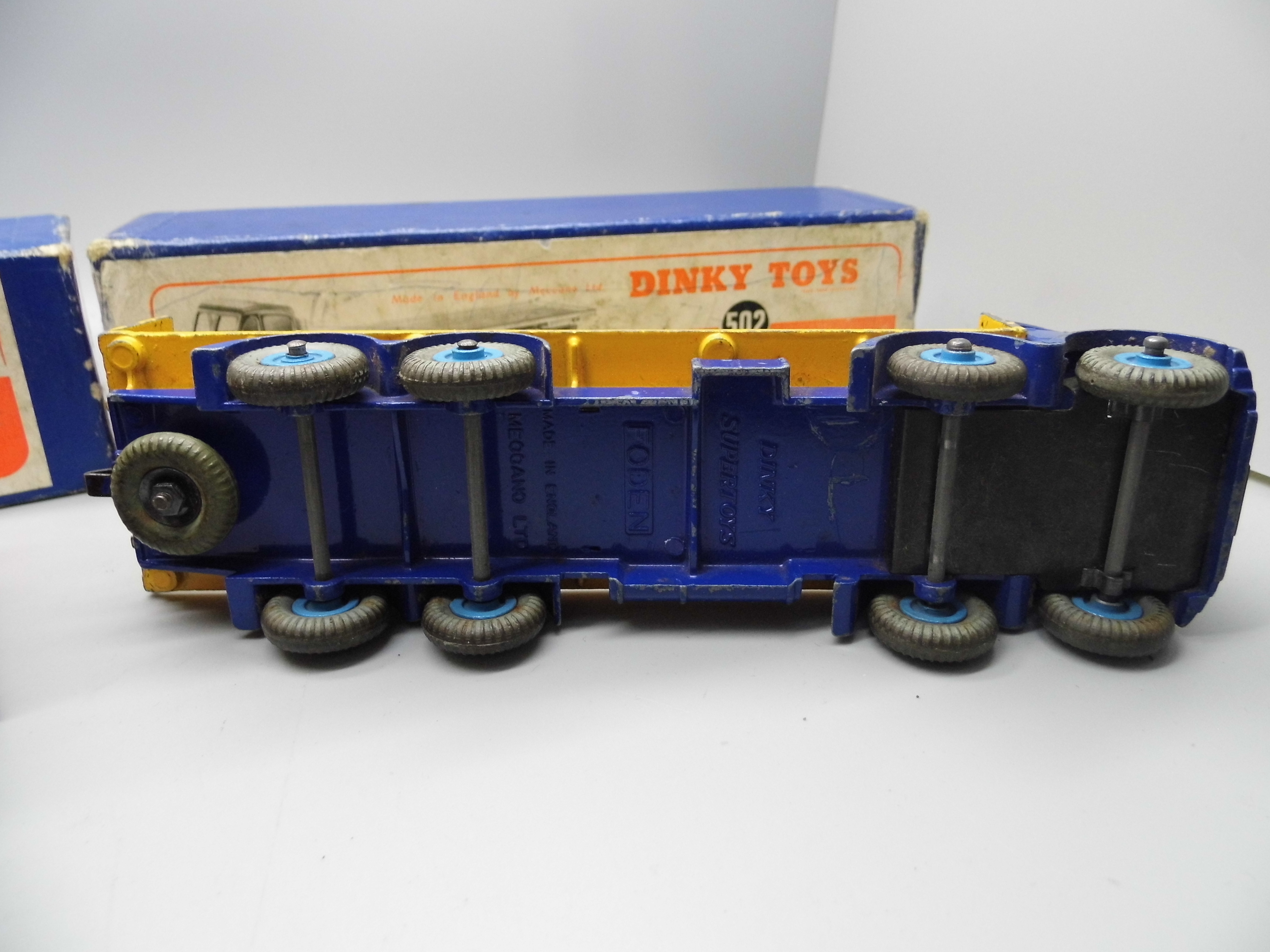 Two Dinky Toys model vehicles:- no. 581 Horse Box and a no. 502 Foden Flat Truck, no. 502 - Image 6 of 6