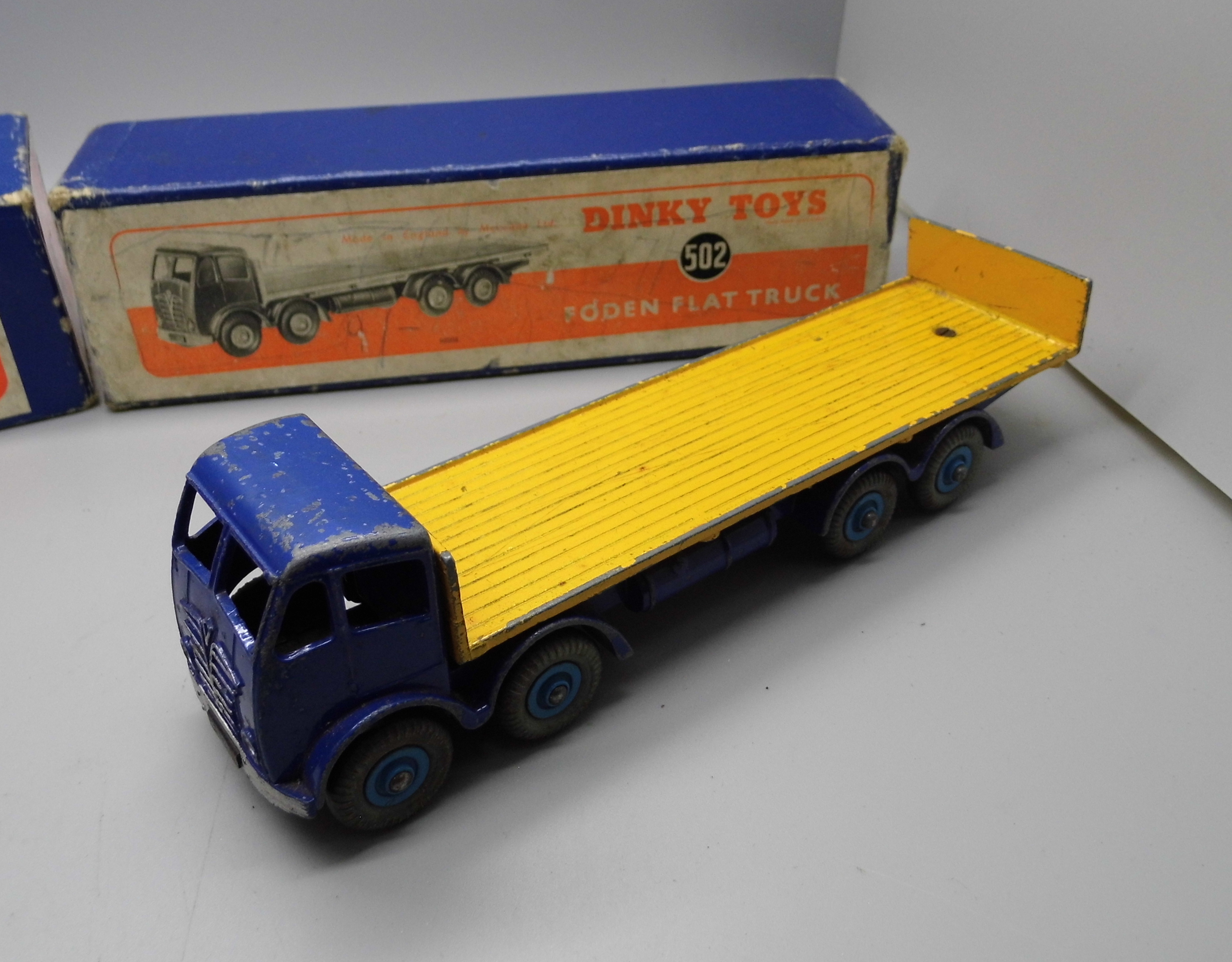 Two Dinky Toys model vehicles:- no. 581 Horse Box and a no. 502 Foden Flat Truck, no. 502 - Image 3 of 6