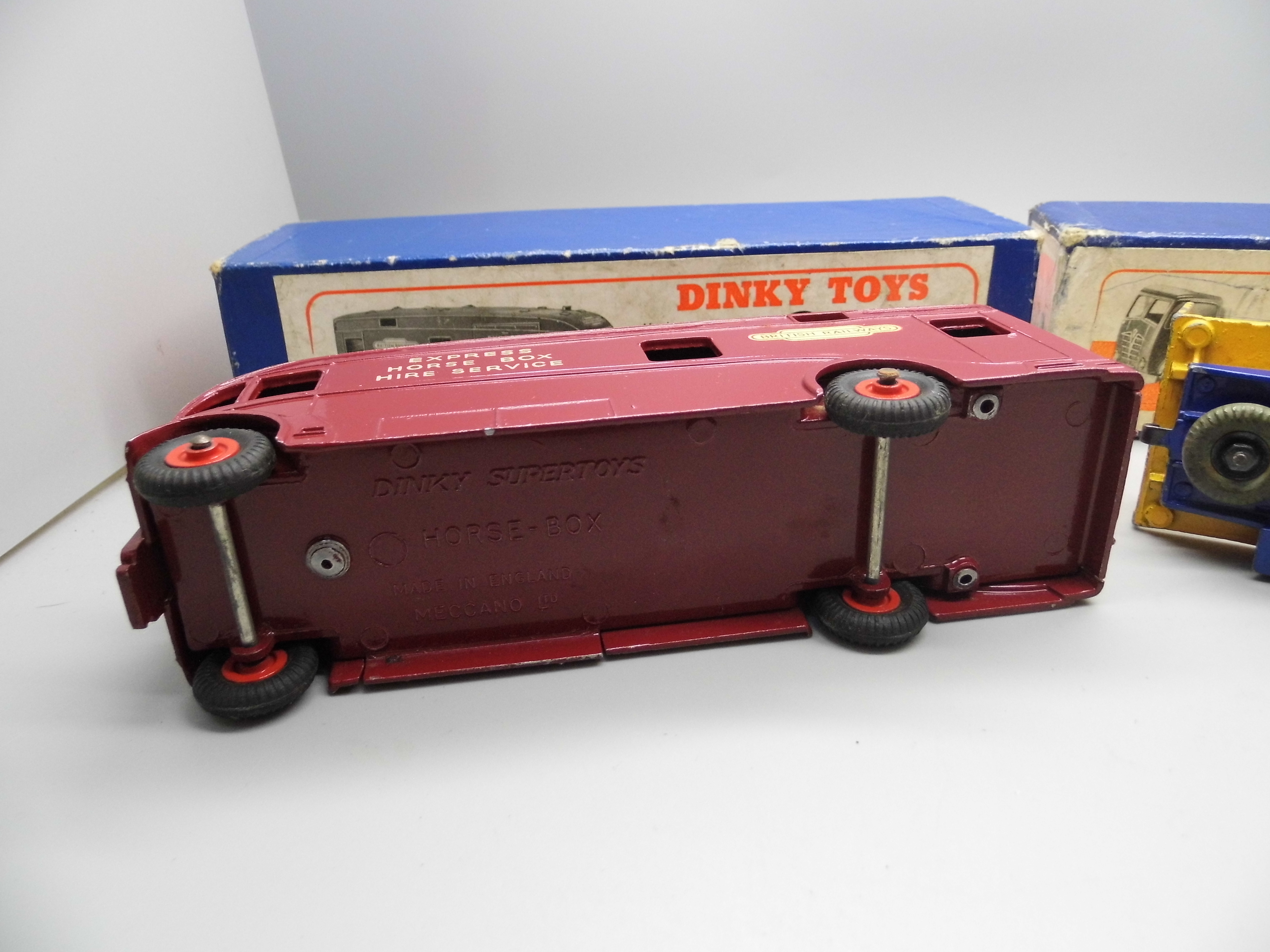 Two Dinky Toys model vehicles:- no. 581 Horse Box and a no. 502 Foden Flat Truck, no. 502 - Image 5 of 6