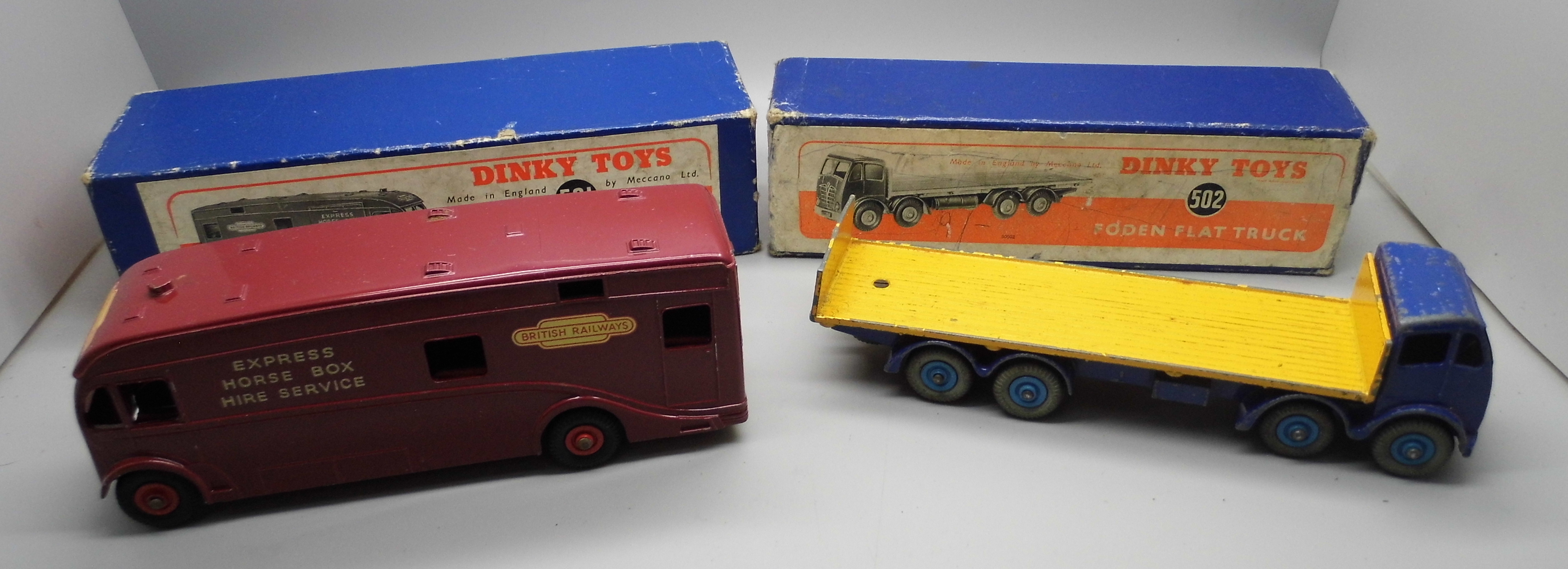 Two Dinky Toys model vehicles:- no. 581 Horse Box and a no. 502 Foden Flat Truck, no. 502 - Image 4 of 6