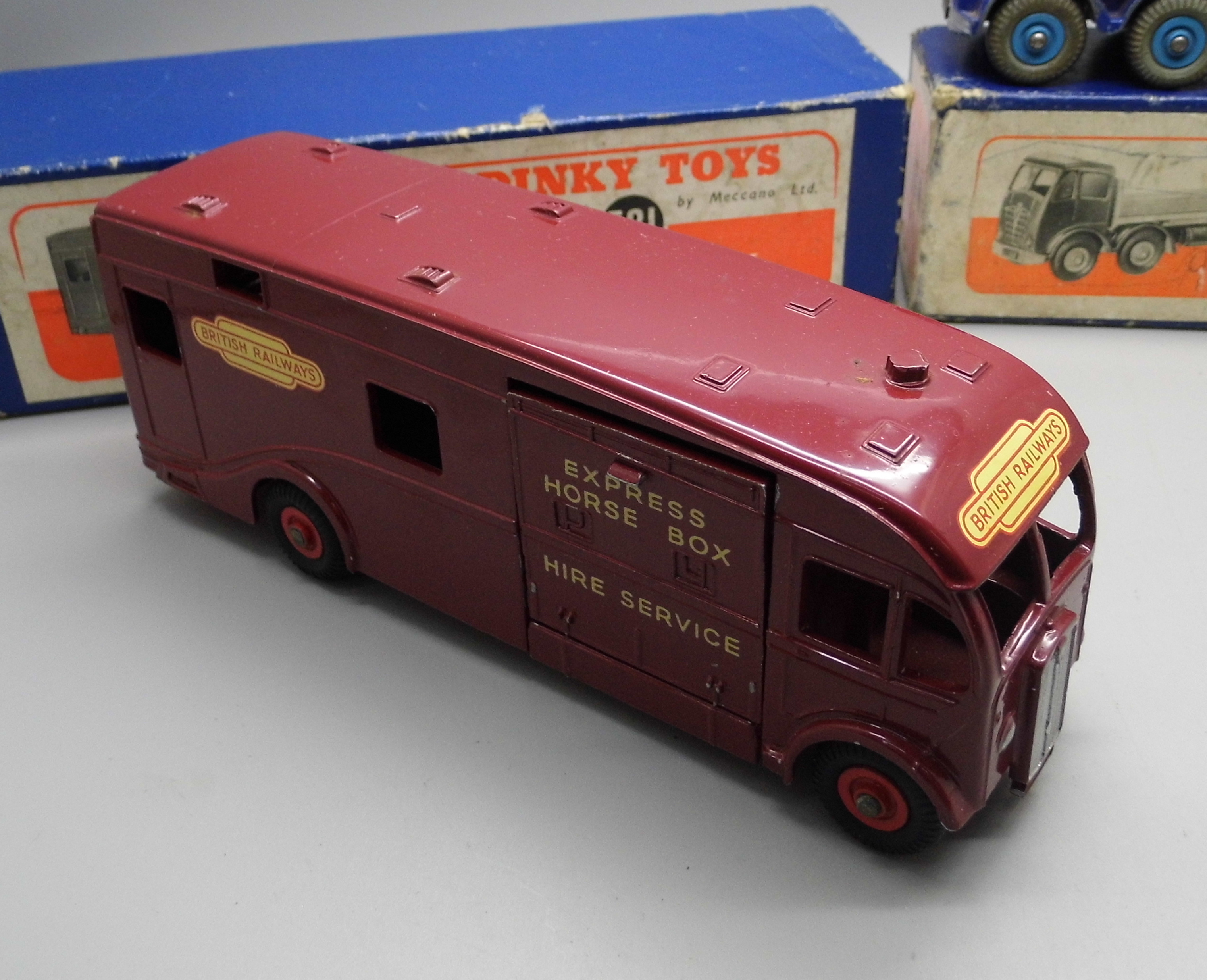 Two Dinky Toys model vehicles:- no. 581 Horse Box and a no. 502 Foden Flat Truck, no. 502 - Image 2 of 6