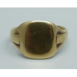 A 9ct gold signet ring, 4.4g, R