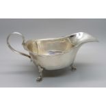 A silver sauce boat, Birmingham 1928, 98g