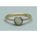 A vintage 9ct gold and opal solitaire ring, 1.7g, S