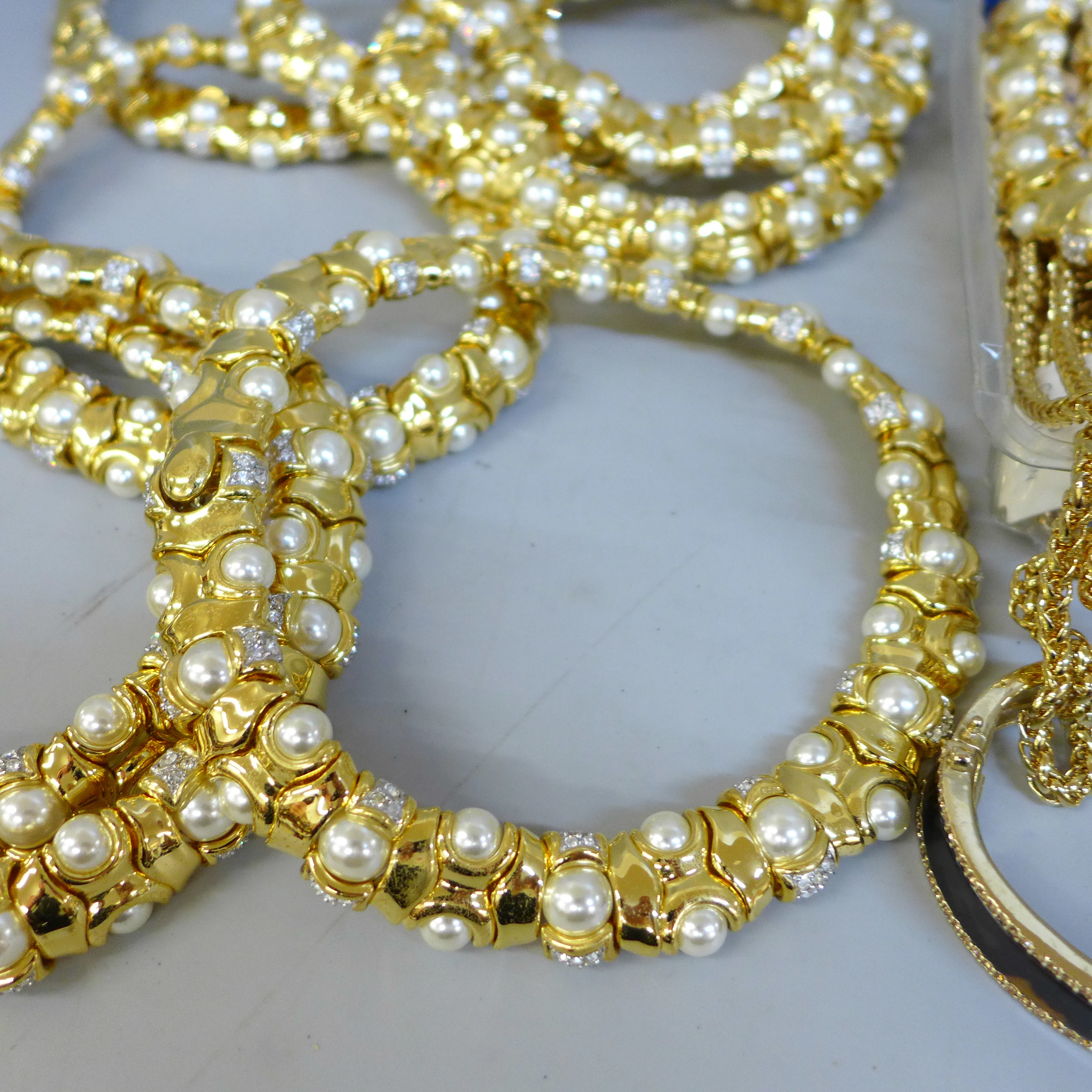 Ten gold tone collars set with faux pearls and other gold tone jewellery including Cabouchon - Image 3 of 4