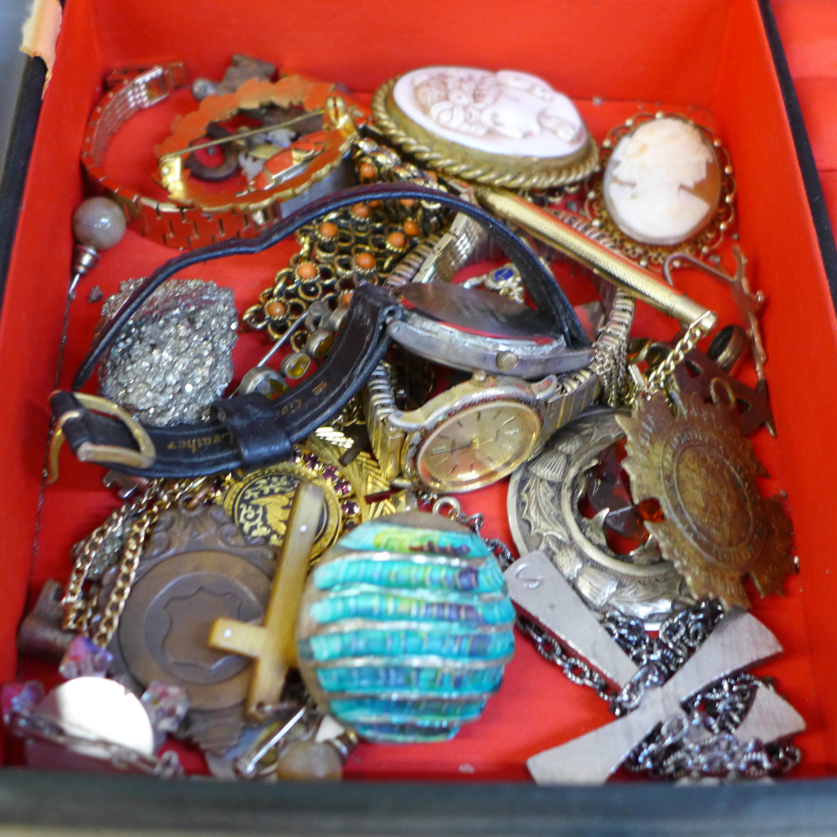 A box with vintage jewellery, watches, etc. - Image 2 of 2