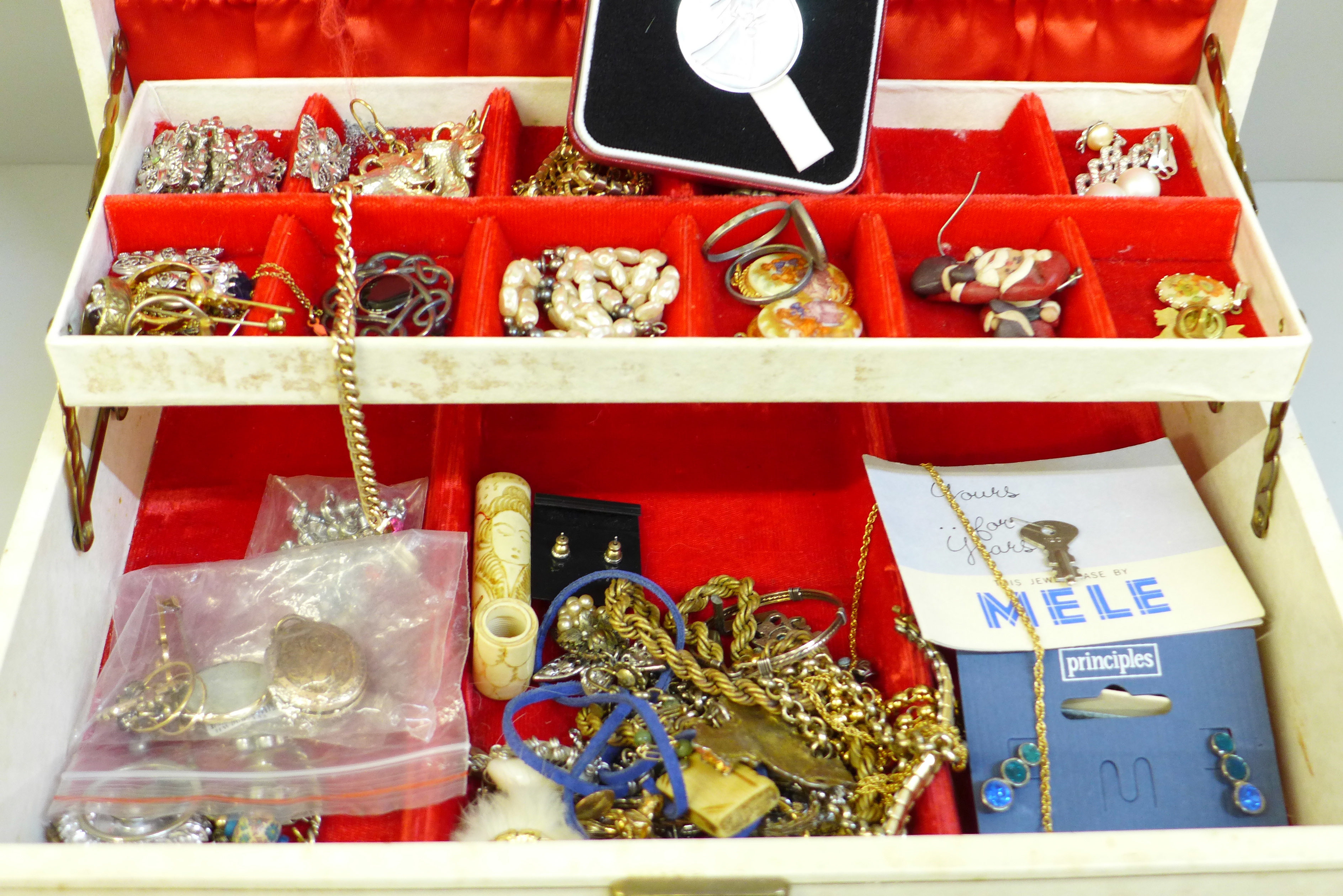 Costume jewellery and scrap gold items