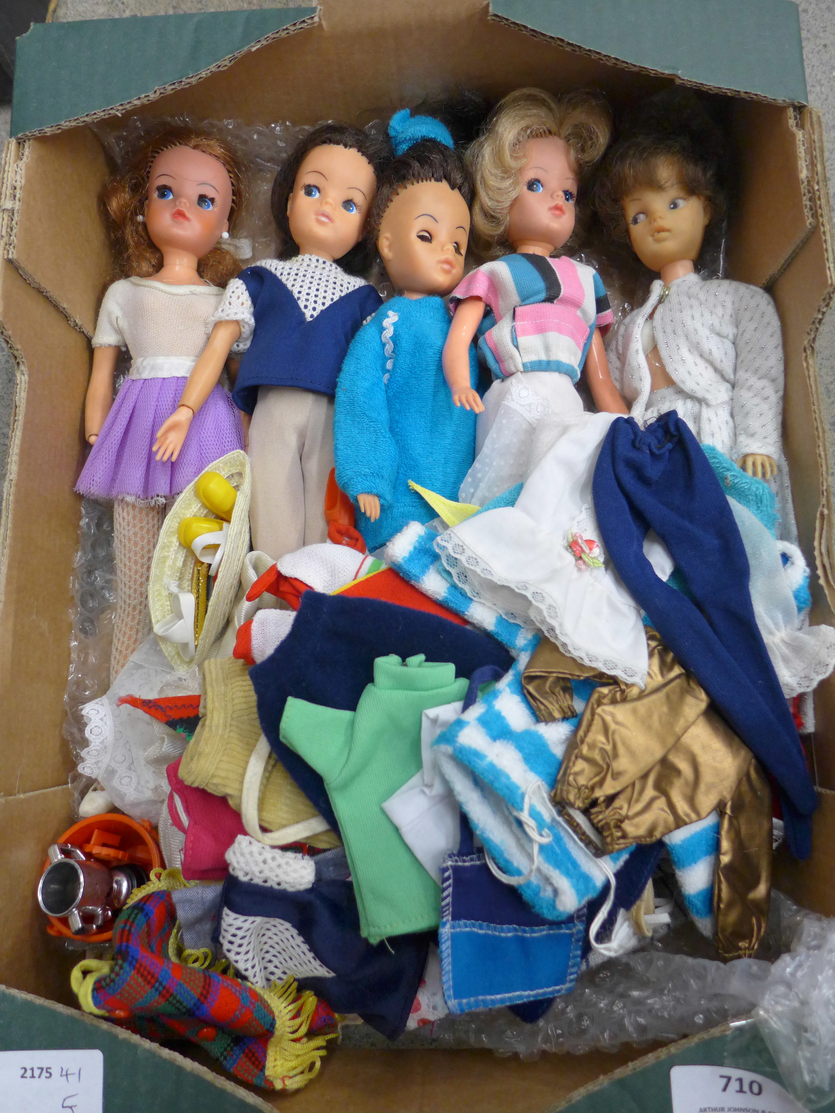 Vintage 1970s/80s Pedigree Sindy dolls, horse, clothes and accessories