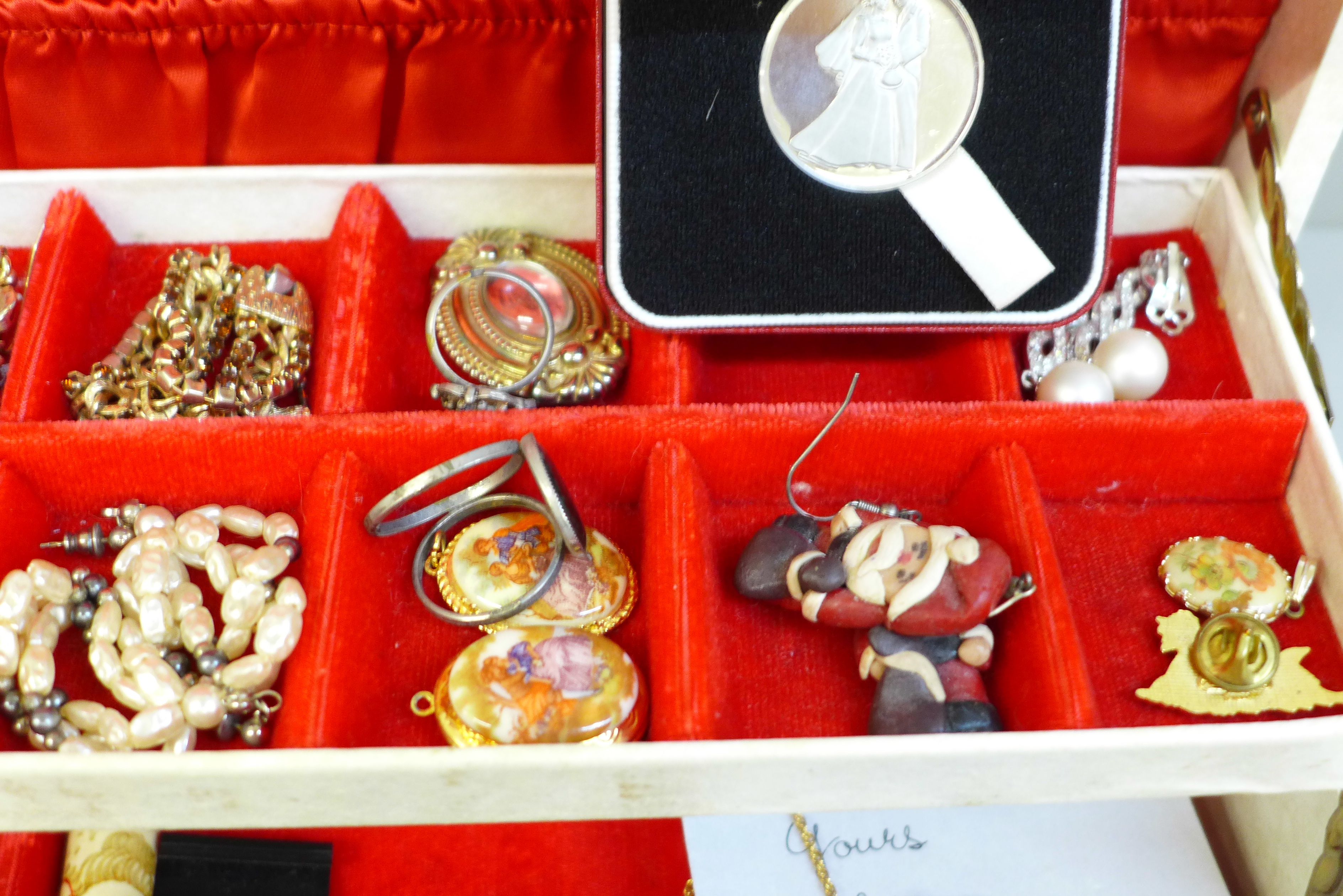 Costume jewellery and scrap gold items - Image 2 of 6