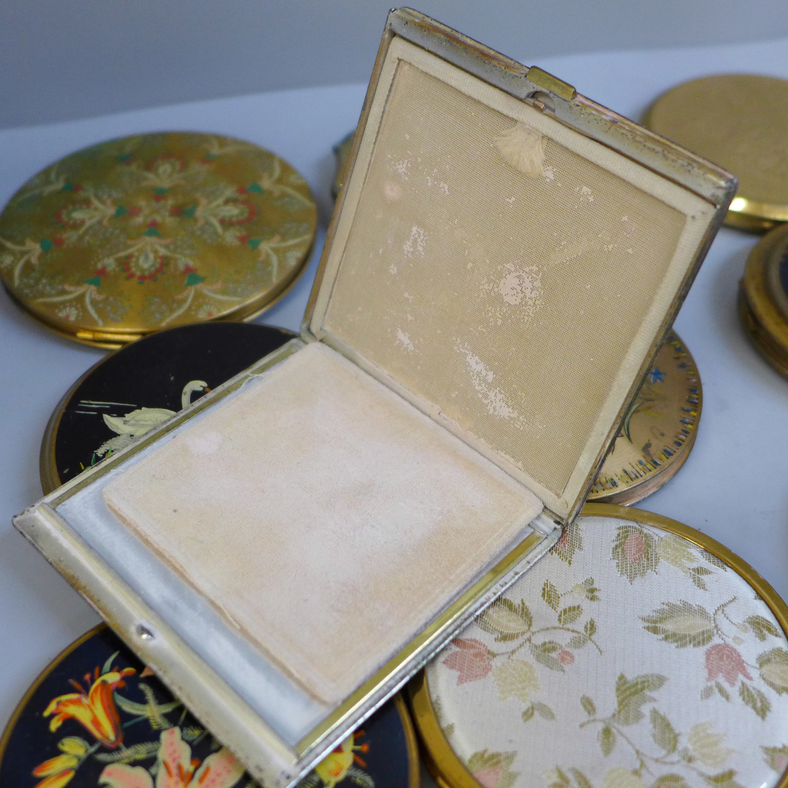 A collection of compacts - Image 3 of 3