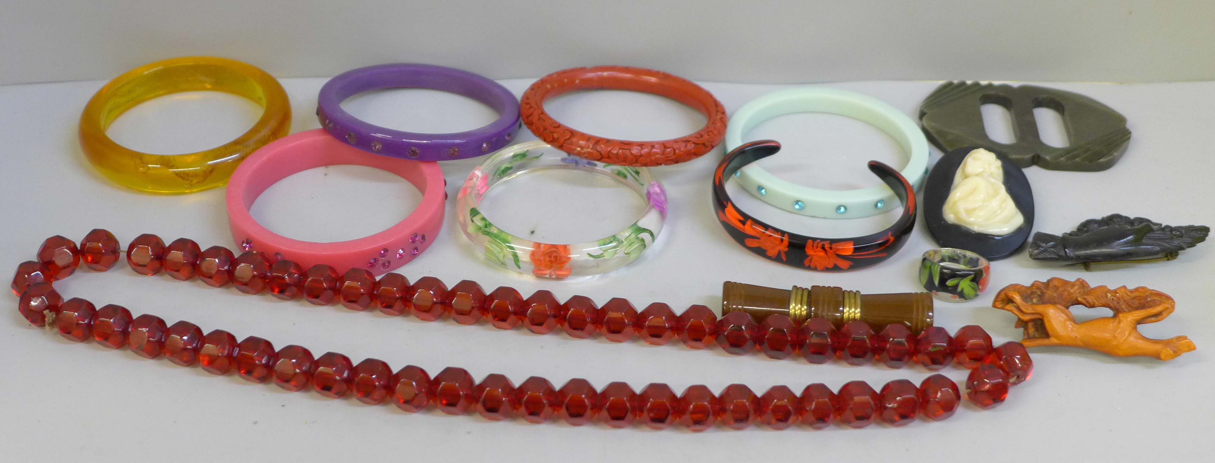 A box of bangles, bracelets and brooches including Bakelite