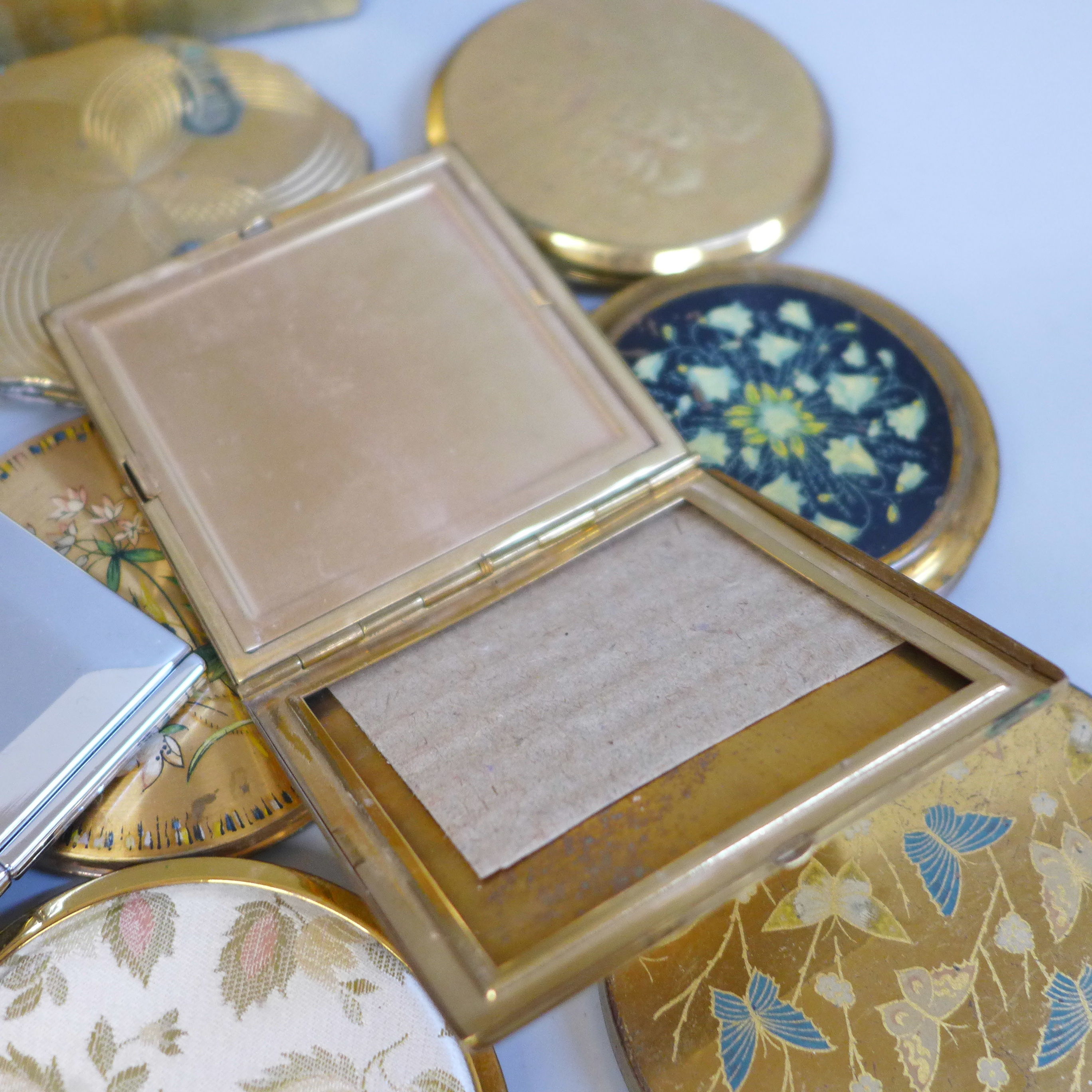 A collection of compacts - Image 2 of 3