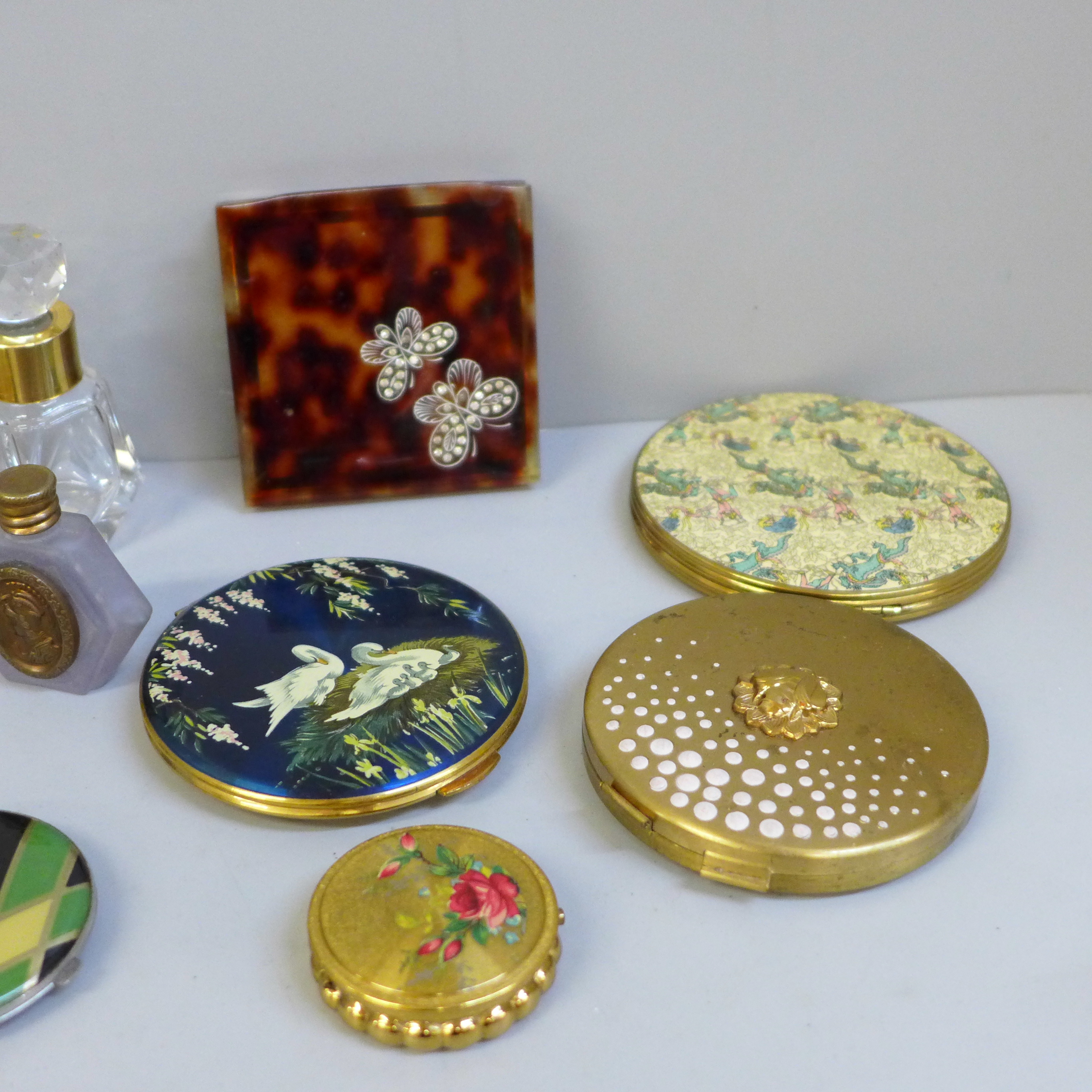 A collection of compacts and perfume bottles including Chanel No.5 miniatures - Image 4 of 4