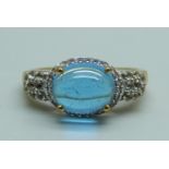 A silver gilt and blue cabochon set ring, S