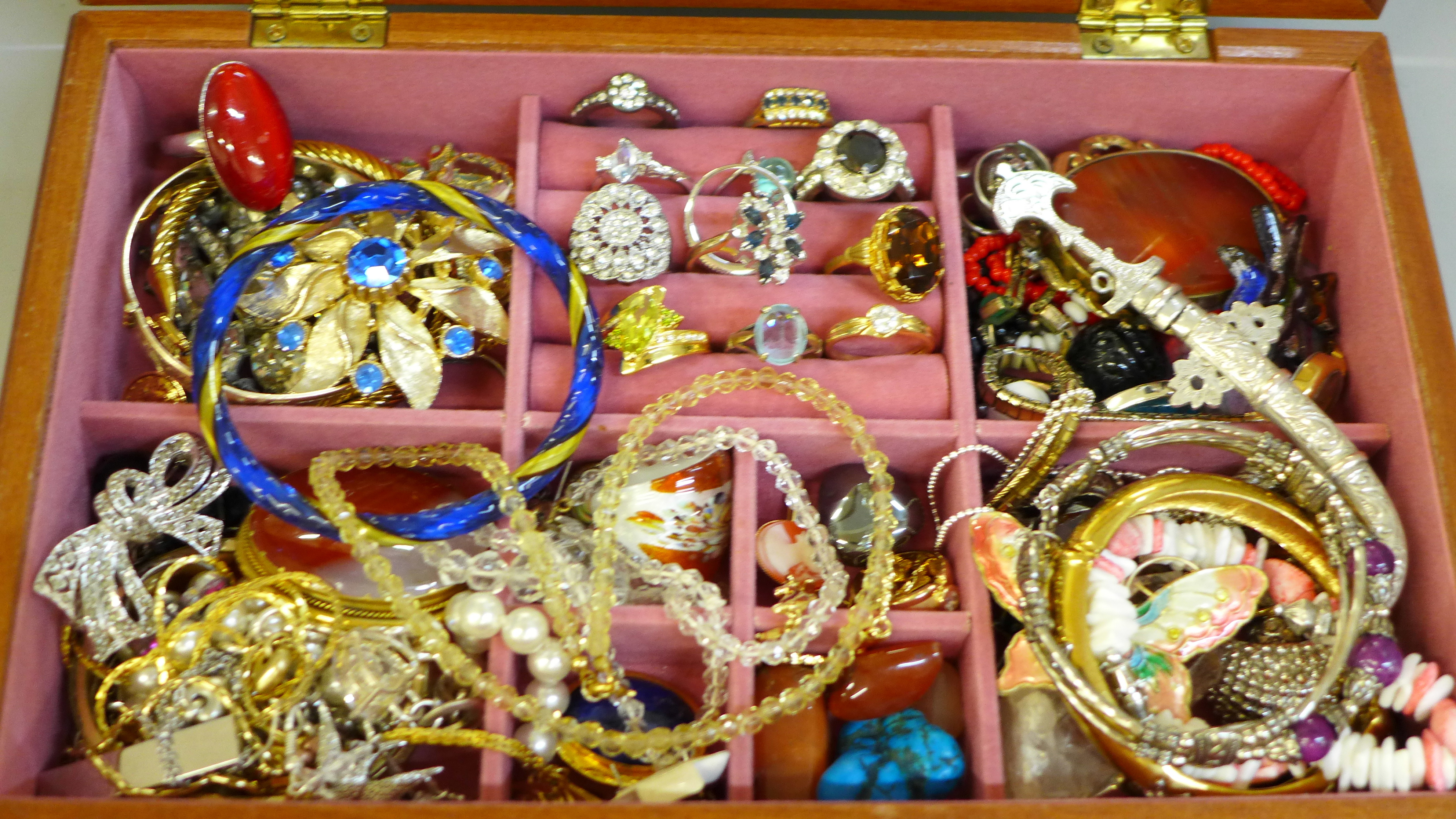 A case of costume jewellery - Image 2 of 2