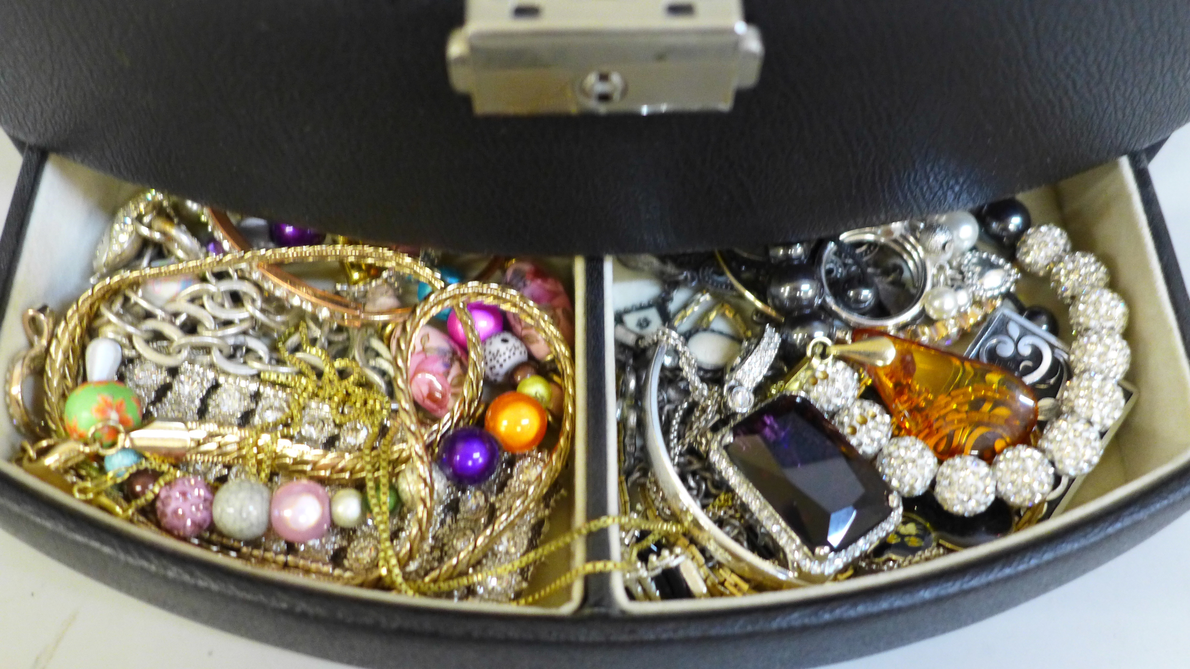 A case of costume jewellery - Image 2 of 3