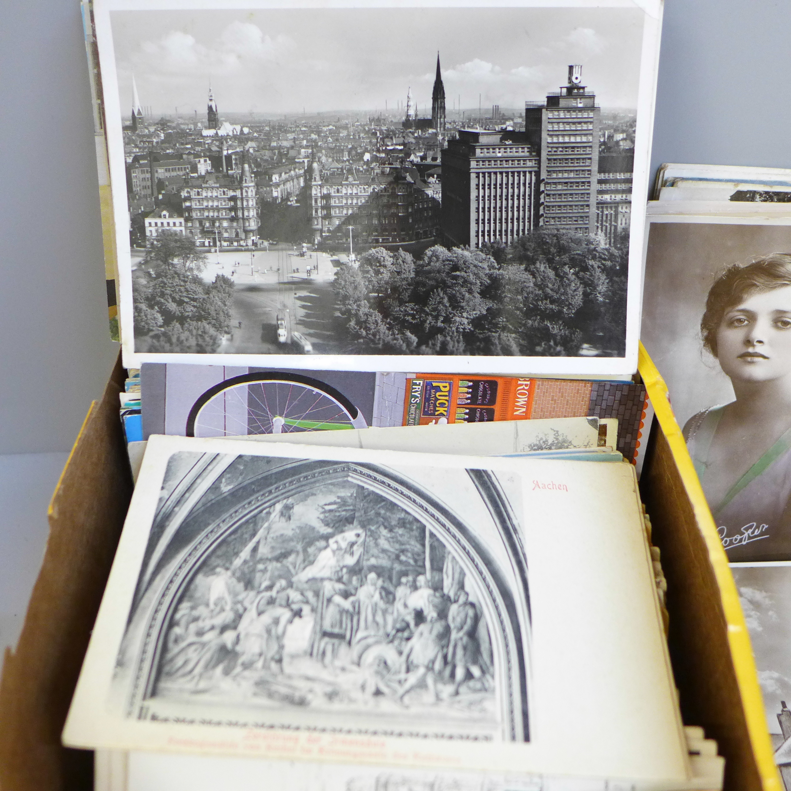 A box of postcards, vintage to modern - Image 2 of 3